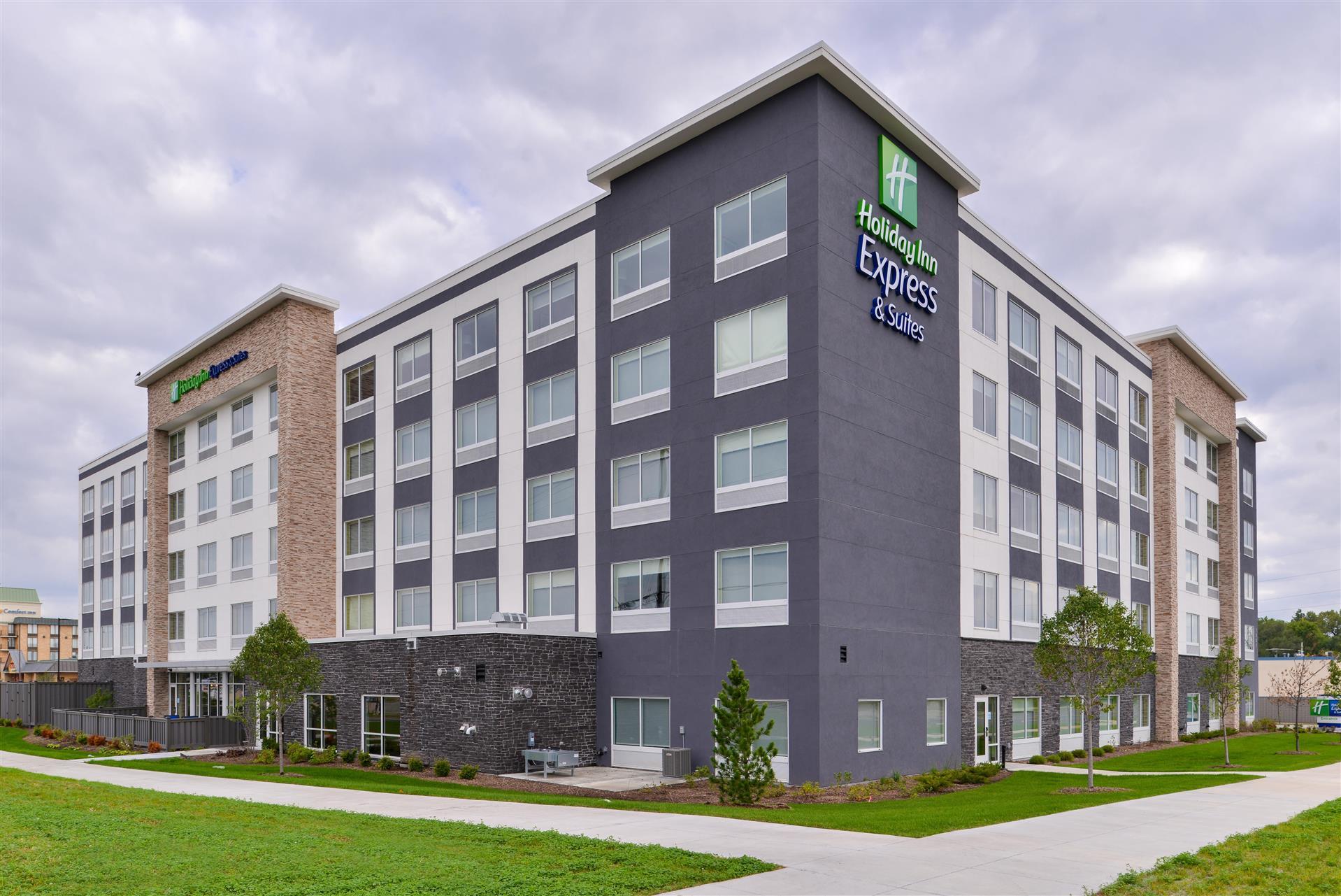 Holiday Inn Express & Suites Mall of America - MSP Airport in Bloomington, MN