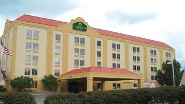 La Quinta Inn & Suites by Wyndham Cleveland Airport West in North Olmsted, OH