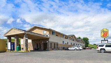 Super 8 by Wyndham Minot Airport in Minot, ND
