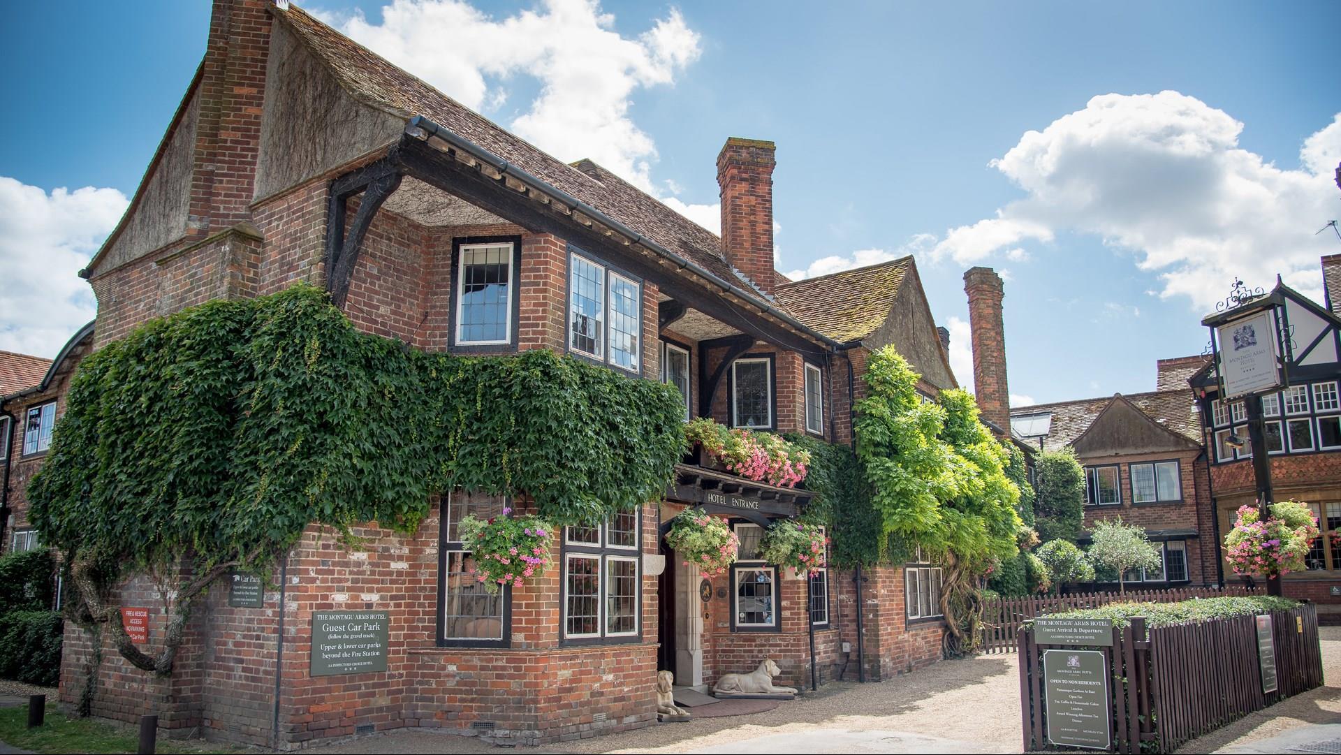 The Montagu Arms Hotel in Brockenhurst, GB1