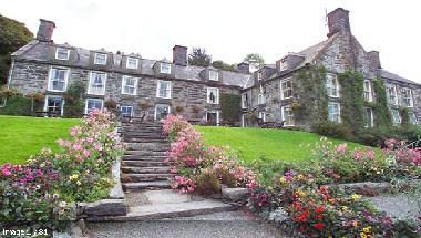 Hotel Maes y Neuadd in Porthmadog, GB3