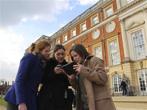 Hampton Court Palace in Molesey, GB1