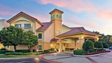 La Quinta Inn & Suites by Wyndham Dallas - Addison Galleria in Addison, TX