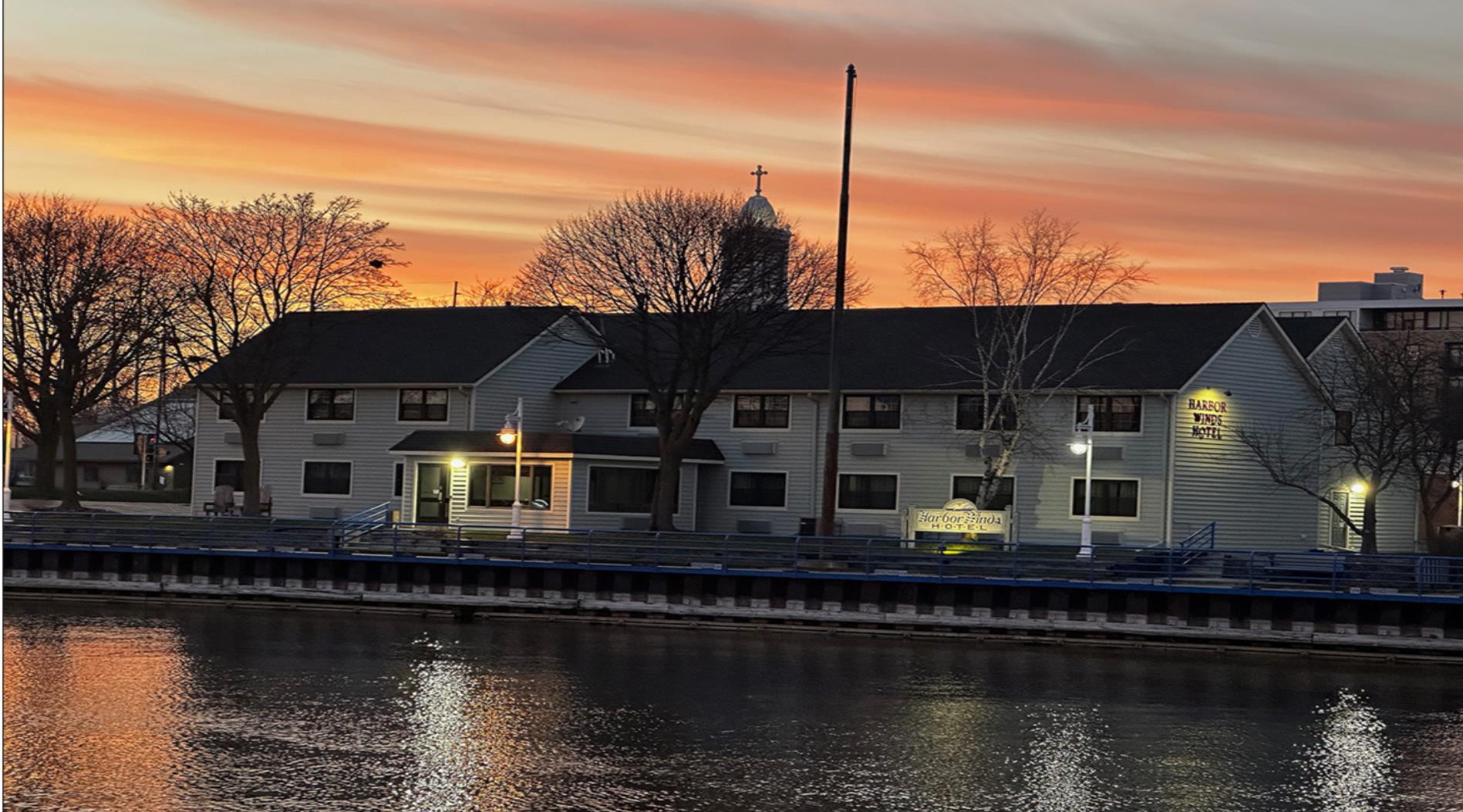 Harbor Winds Hotel in Sheboygan, WI