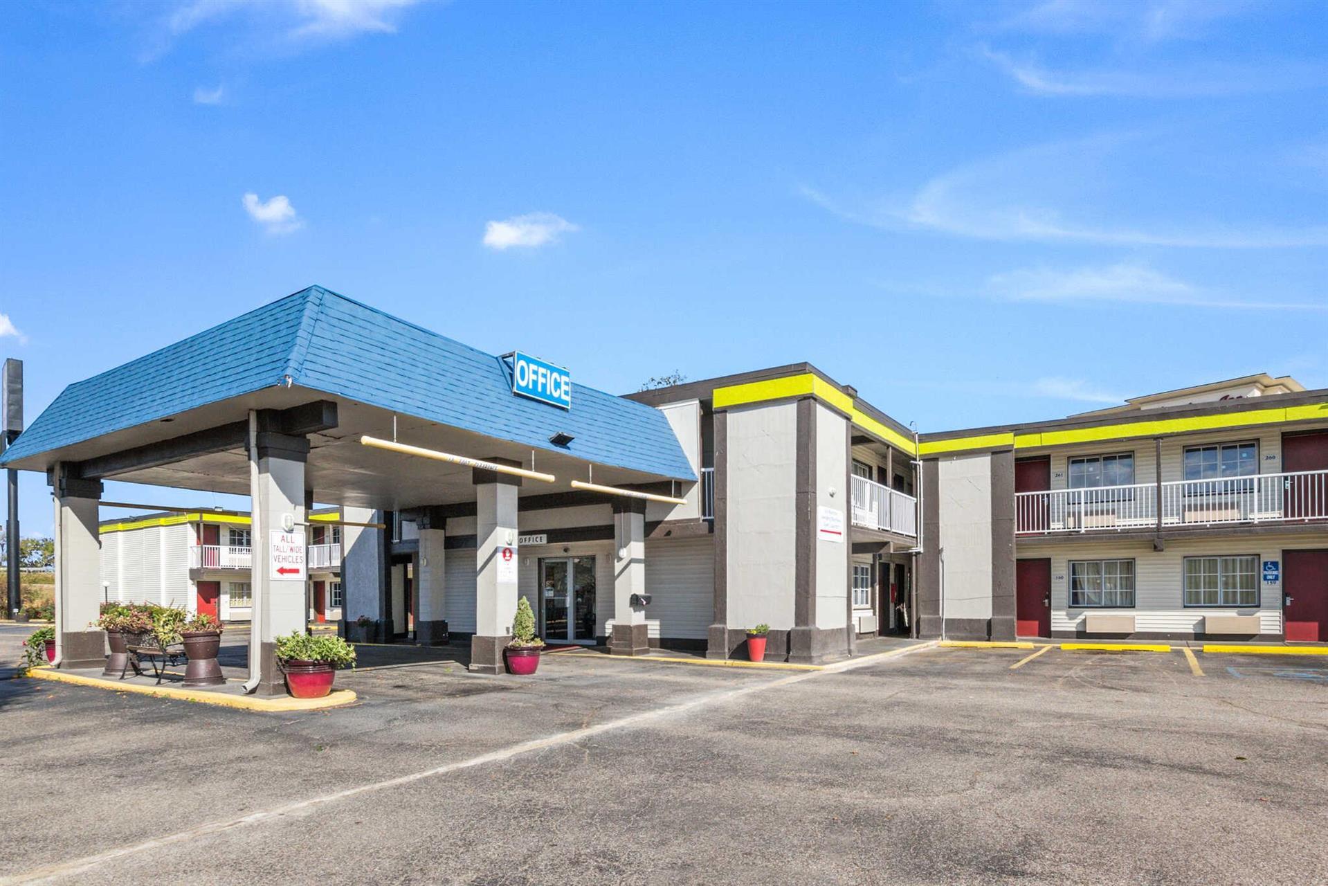 Econo Lodge Inn & Suites - Terre Haute in Terre Haute, IN