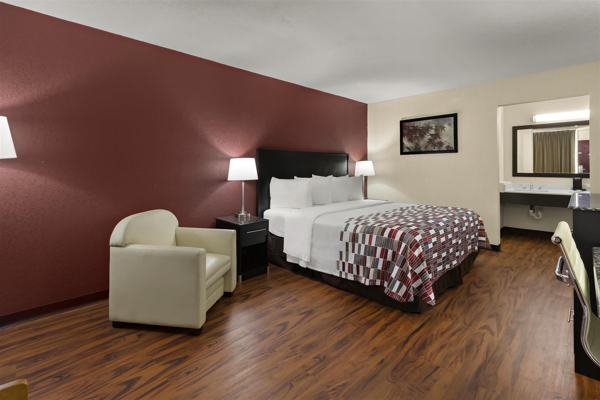 Red Roof Inn & Suites Cave City in Cave City, KY