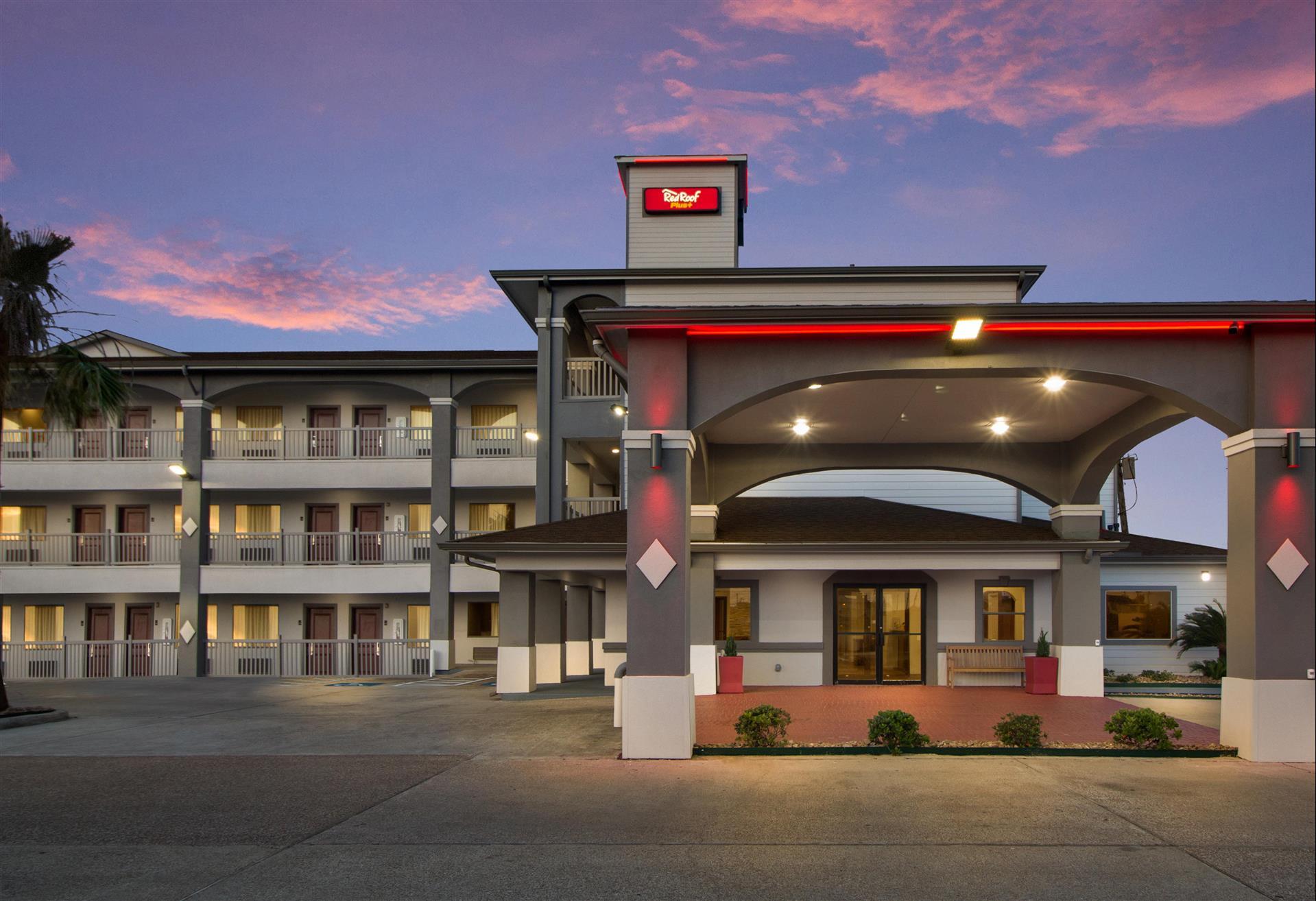 Red Roof PLUS+ Galveston - Beachfront in Galveston, TX