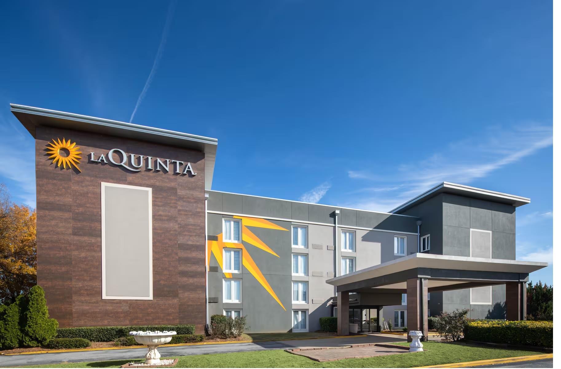 La Quinta Inn & Suites by Wyndham Atlanta Airport South in College Park, GA