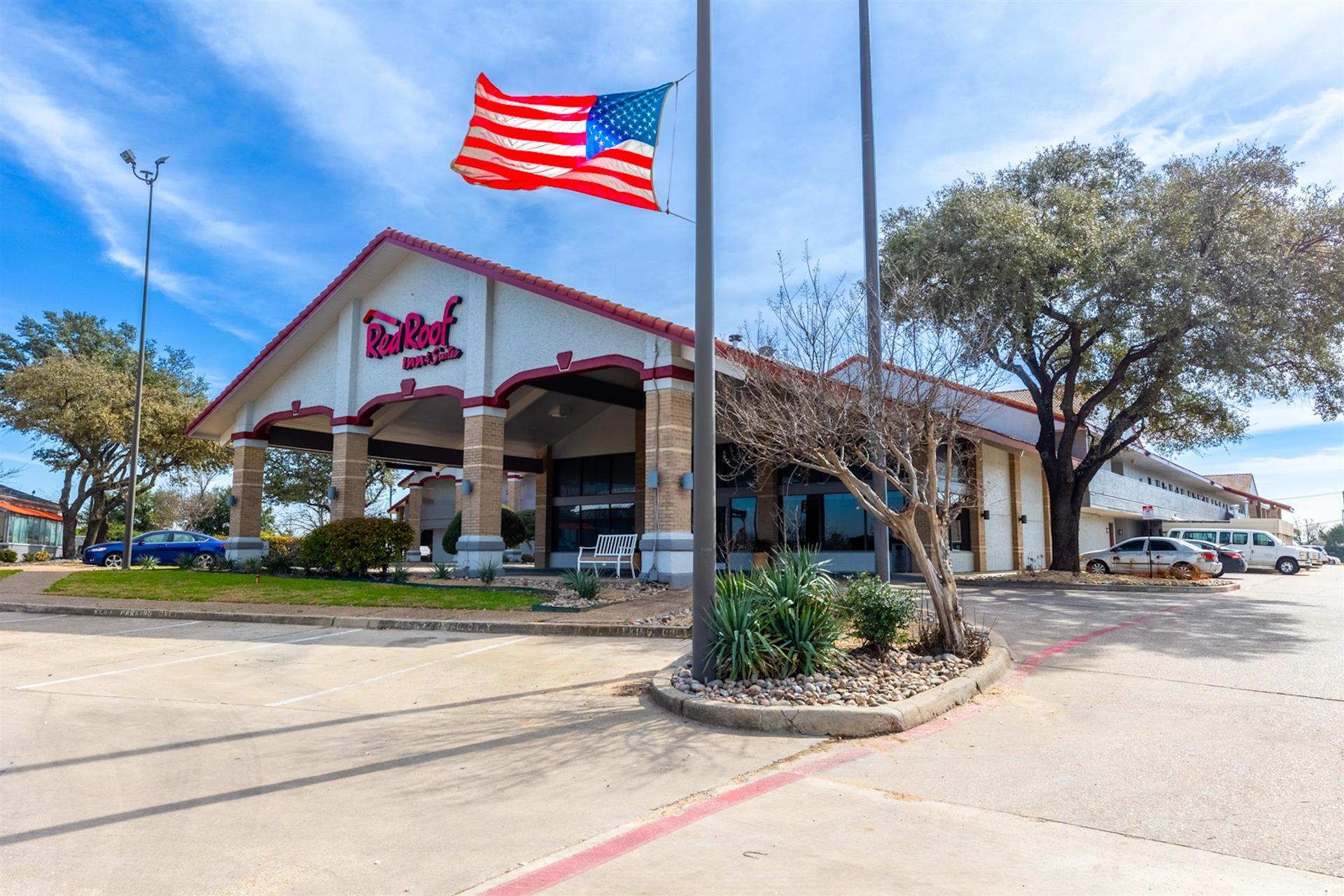Red Roof Inn & Suites Irving – DFW Airport South in Irving, TX
