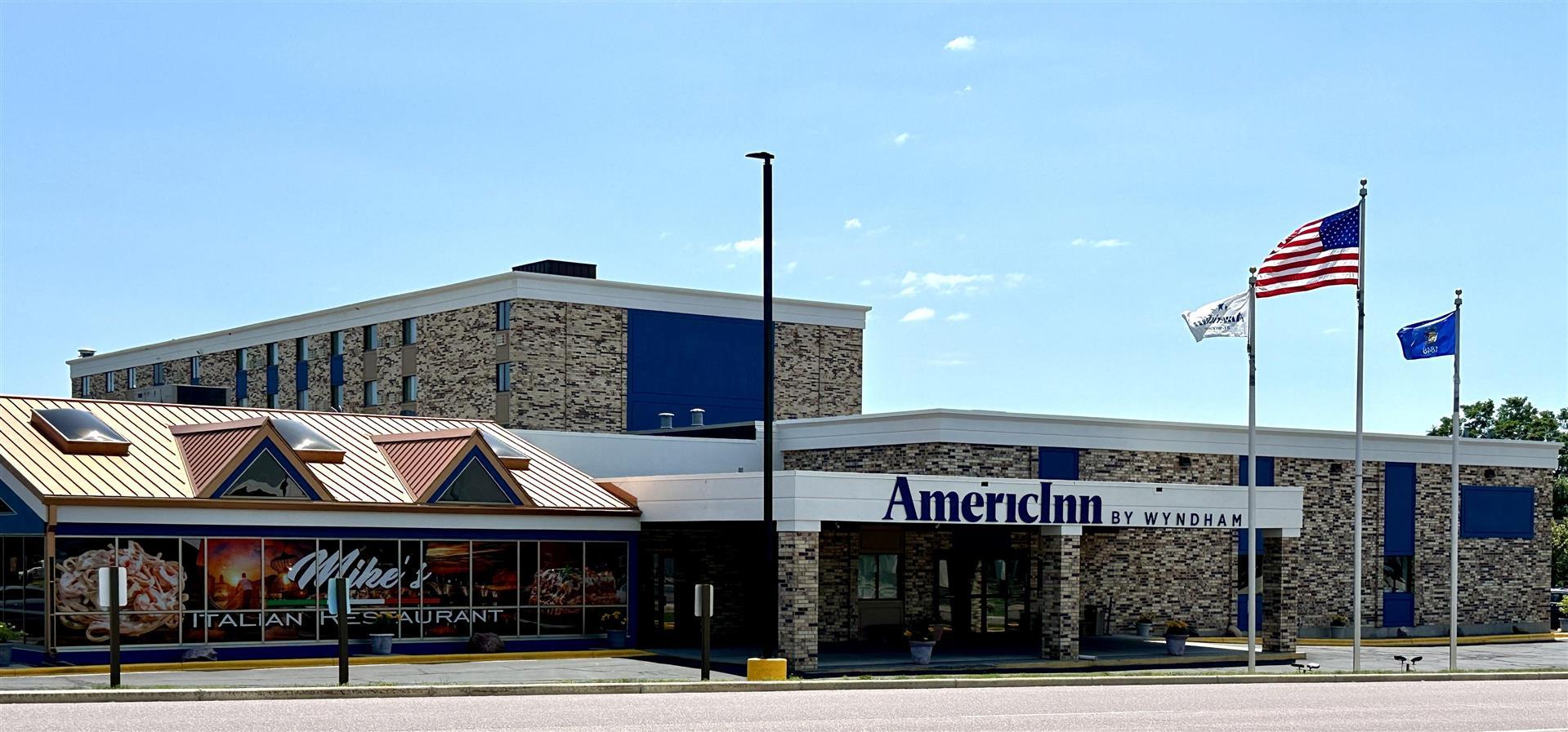 AmericInn & Suites By Wyndham Baraboo Event Center in Baraboo, WI