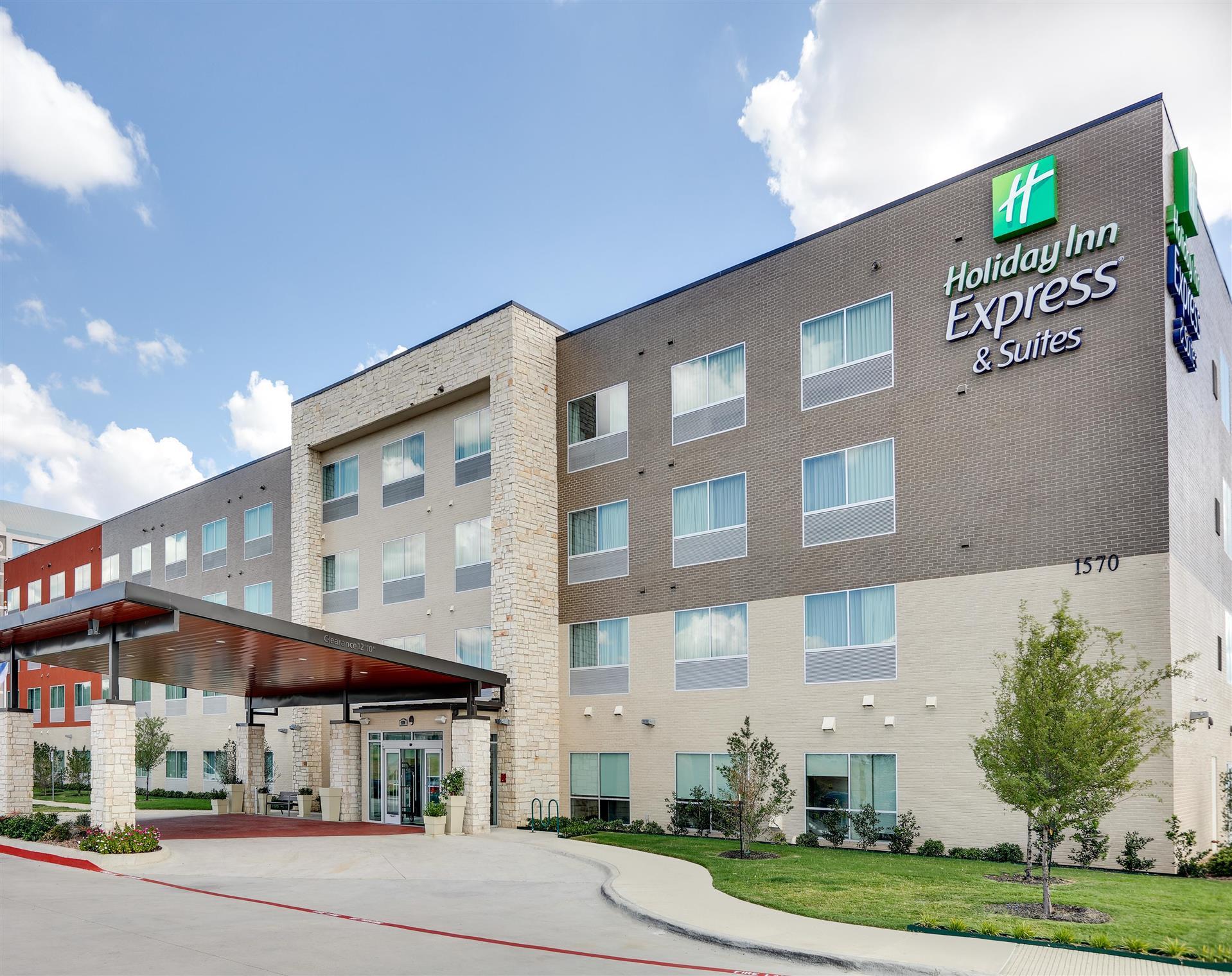 Holiday Inn Express & Suites Farmers Branch in Farmers Branch, TX