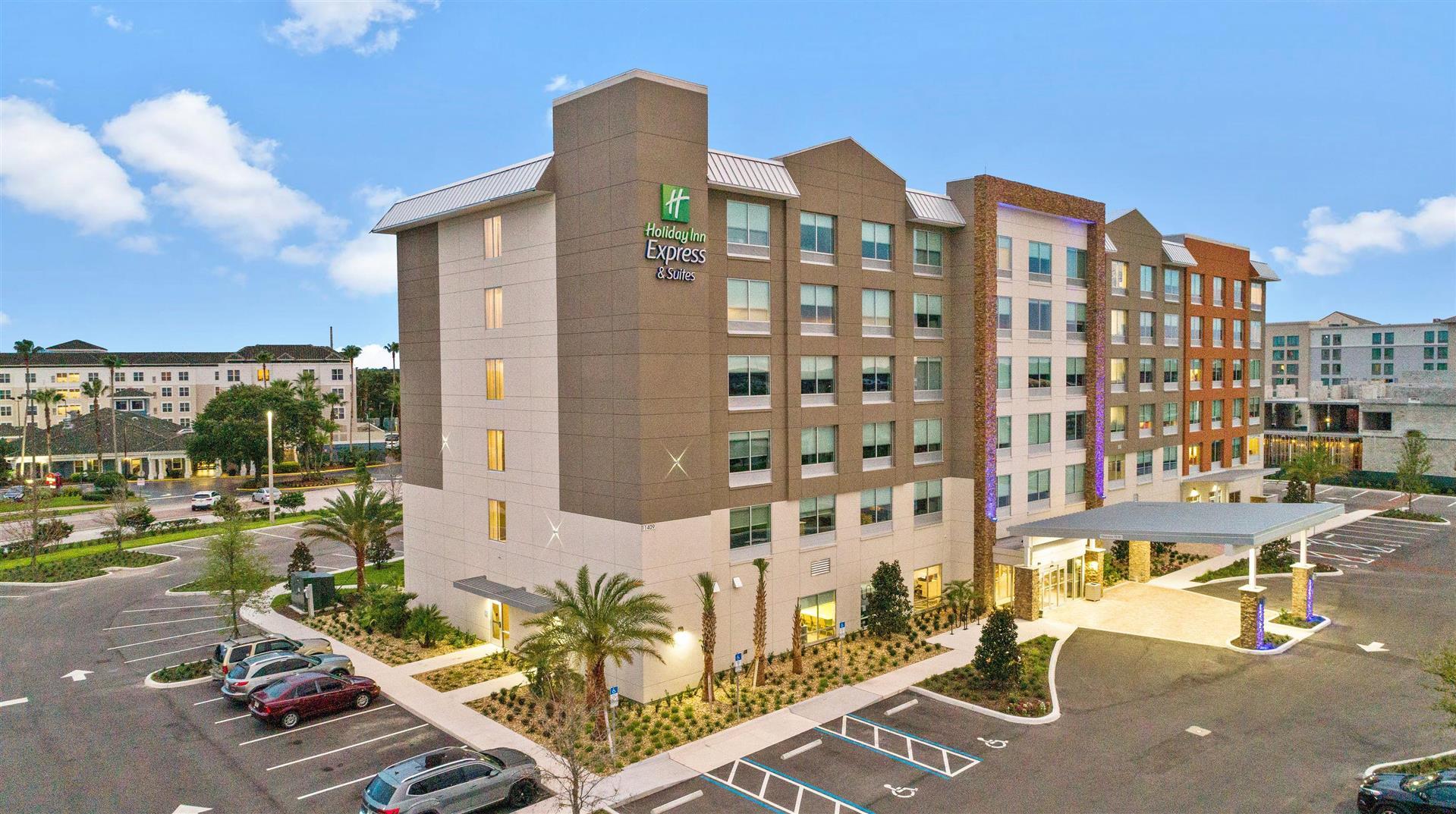 Holiday Inn Express & Suites Orlando - Lk Buena Vista Area in Orlando, FL