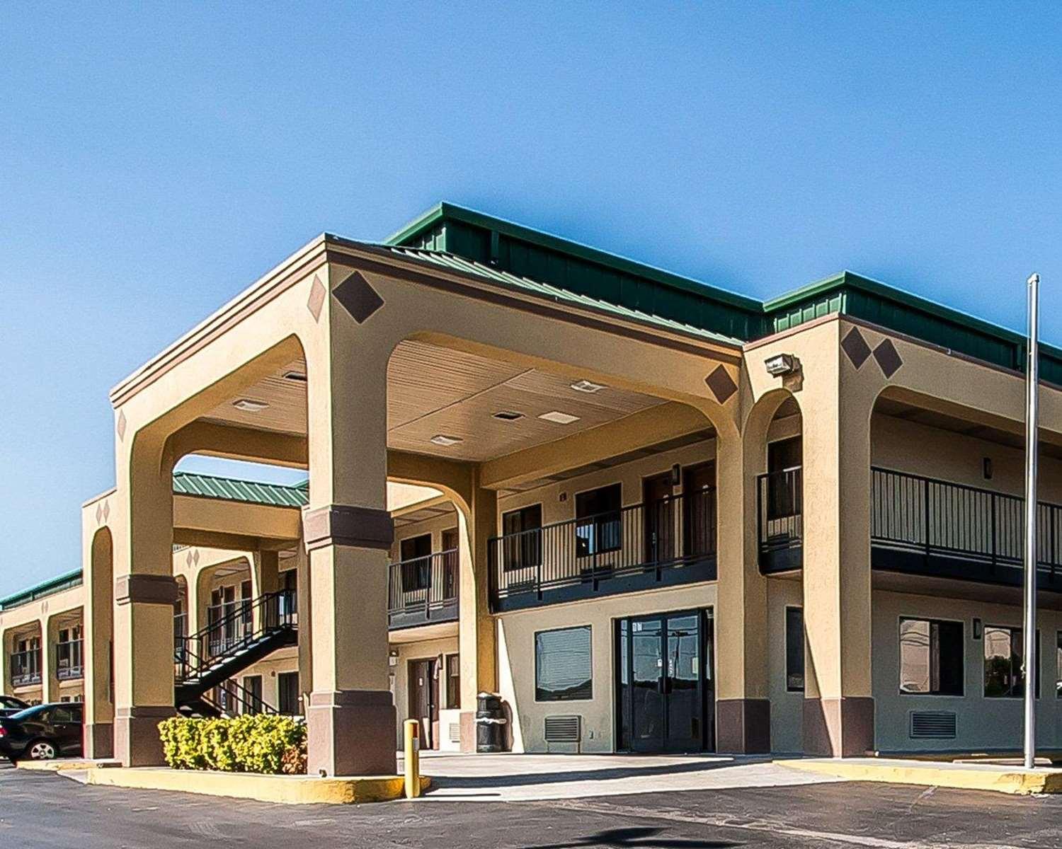 Econo Lodge Inn and Suites Southeast in La Vergne, TN