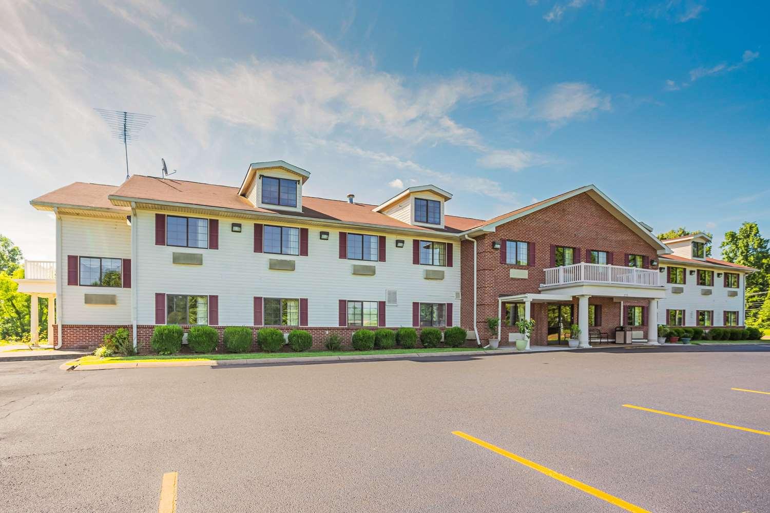 Econo Lodge Inn and Suites in Ripley, TN