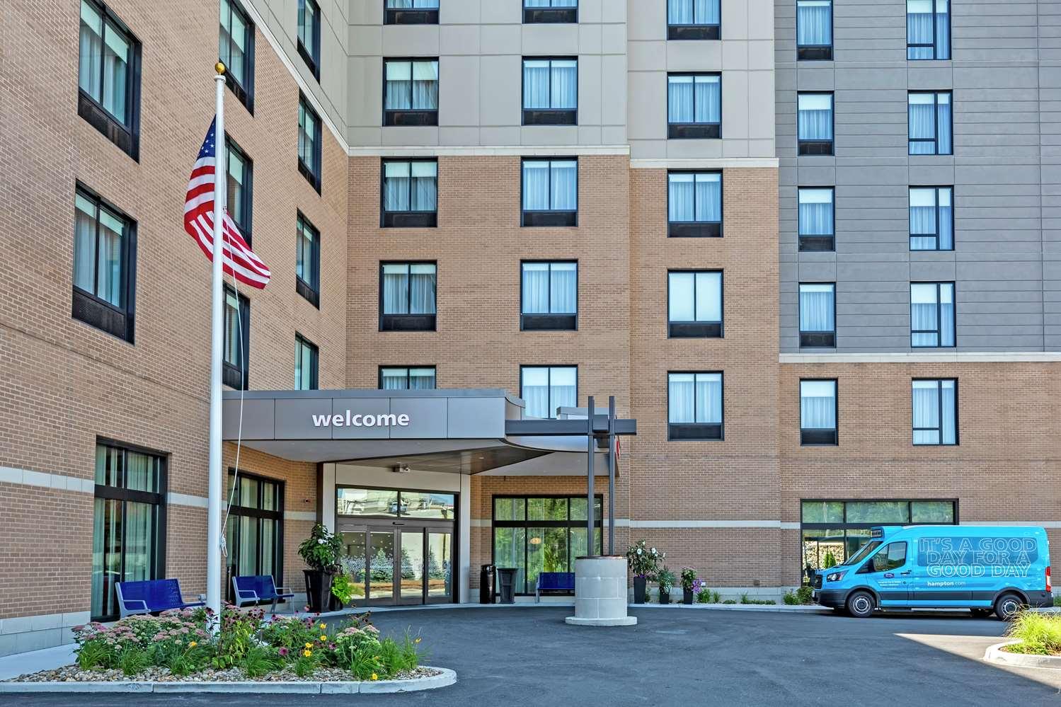 Hampton Inn and Suites Boston/Waltham in Waltham, MA