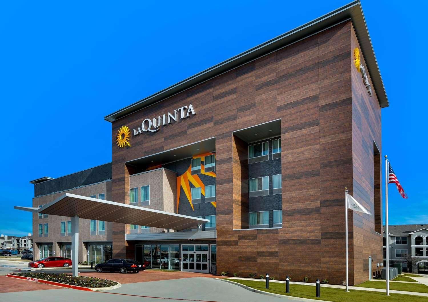 La Quinta Inn & Suites by Wyndham Euless in Euless, TX