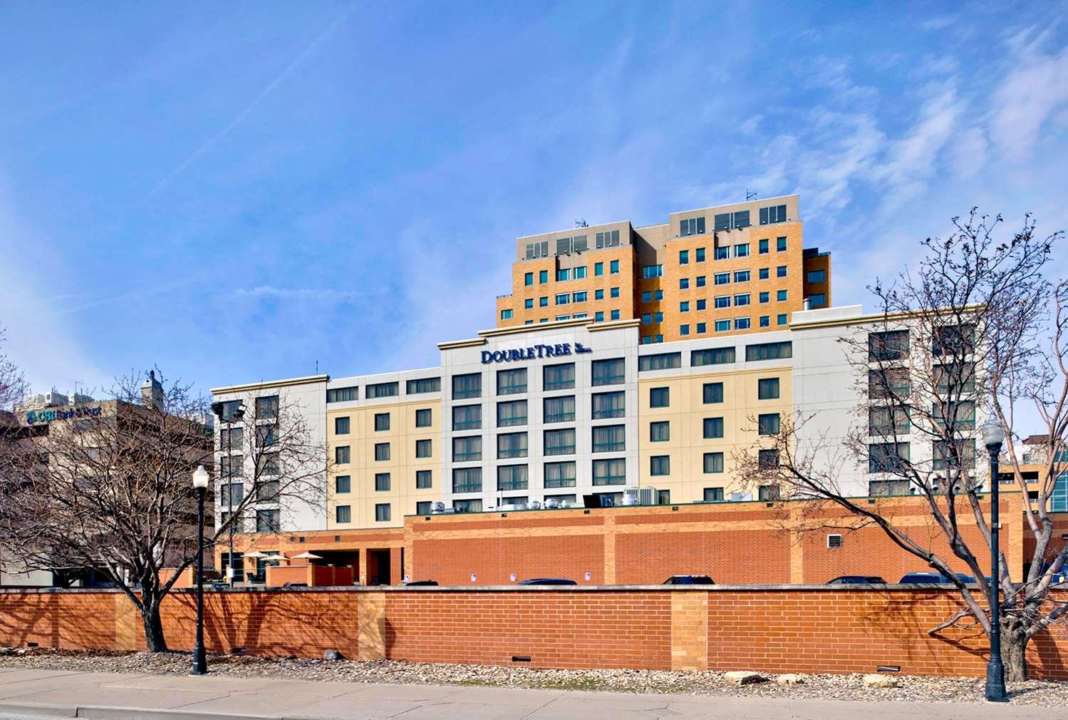 DoubleTree by Hilton Davenport in Davenport, IA