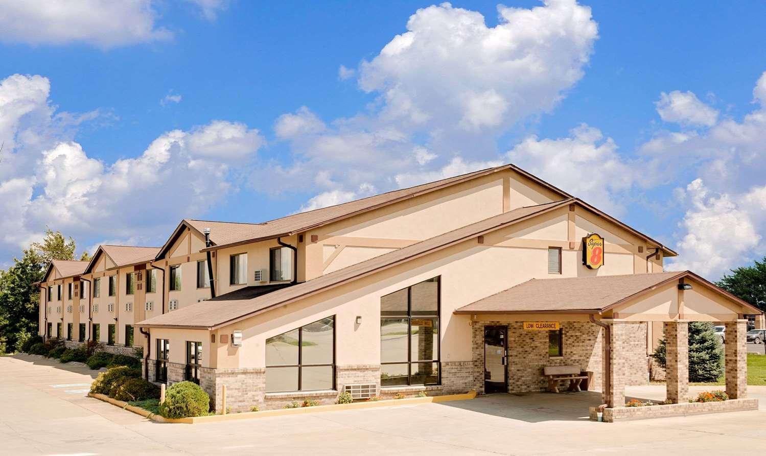 Super 8 by Wyndham Centerville in Centerville, IA