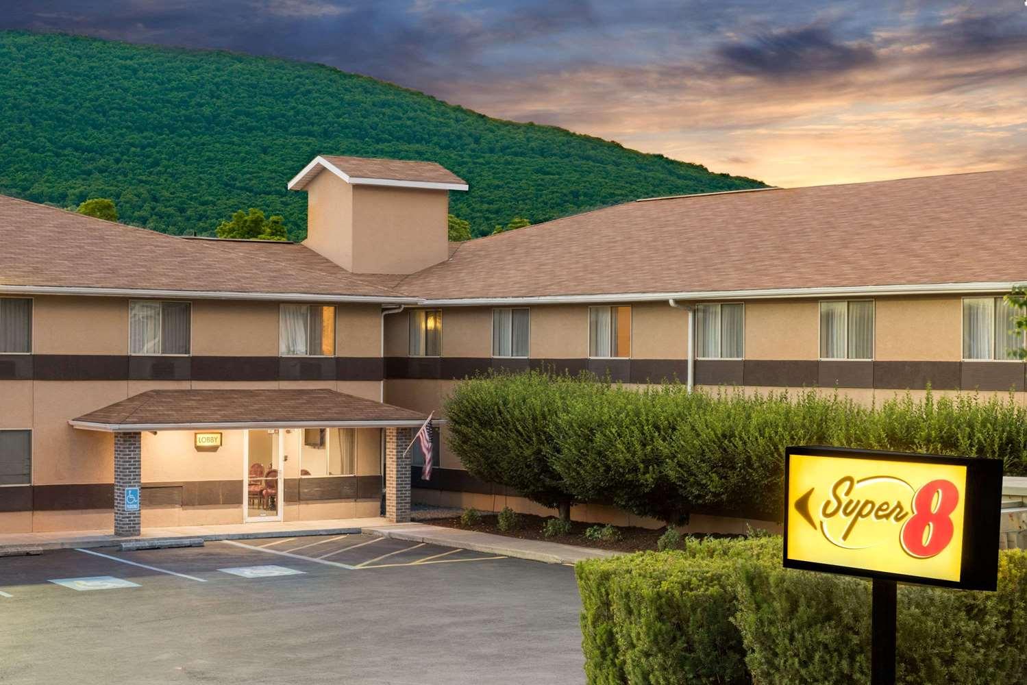 Super 8 by Wyndham Burnham/Lewistown in Burnham, PA