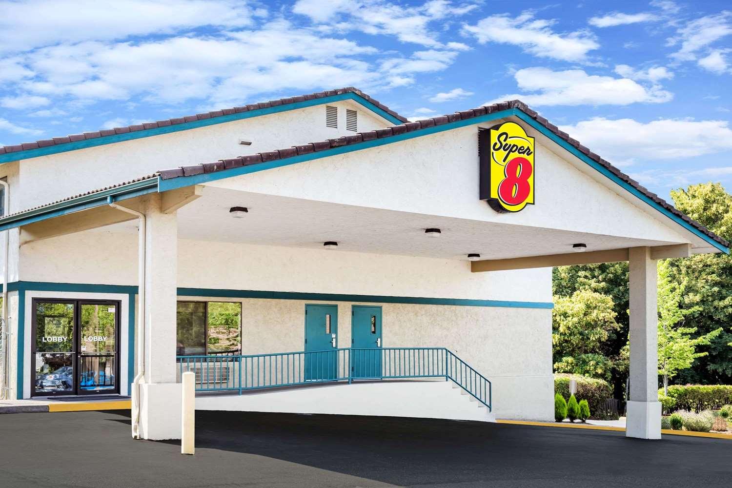 Super 8 by Wyndham Bremerton in Bremerton, WA