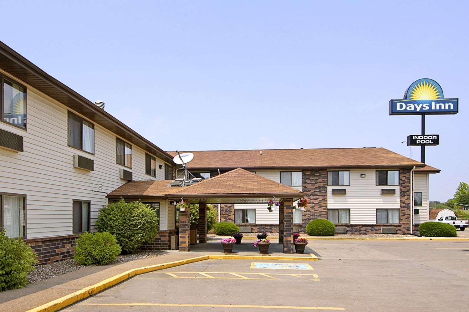 Days Inn & Suites by Wyndham Davenport East in Davenport, IA