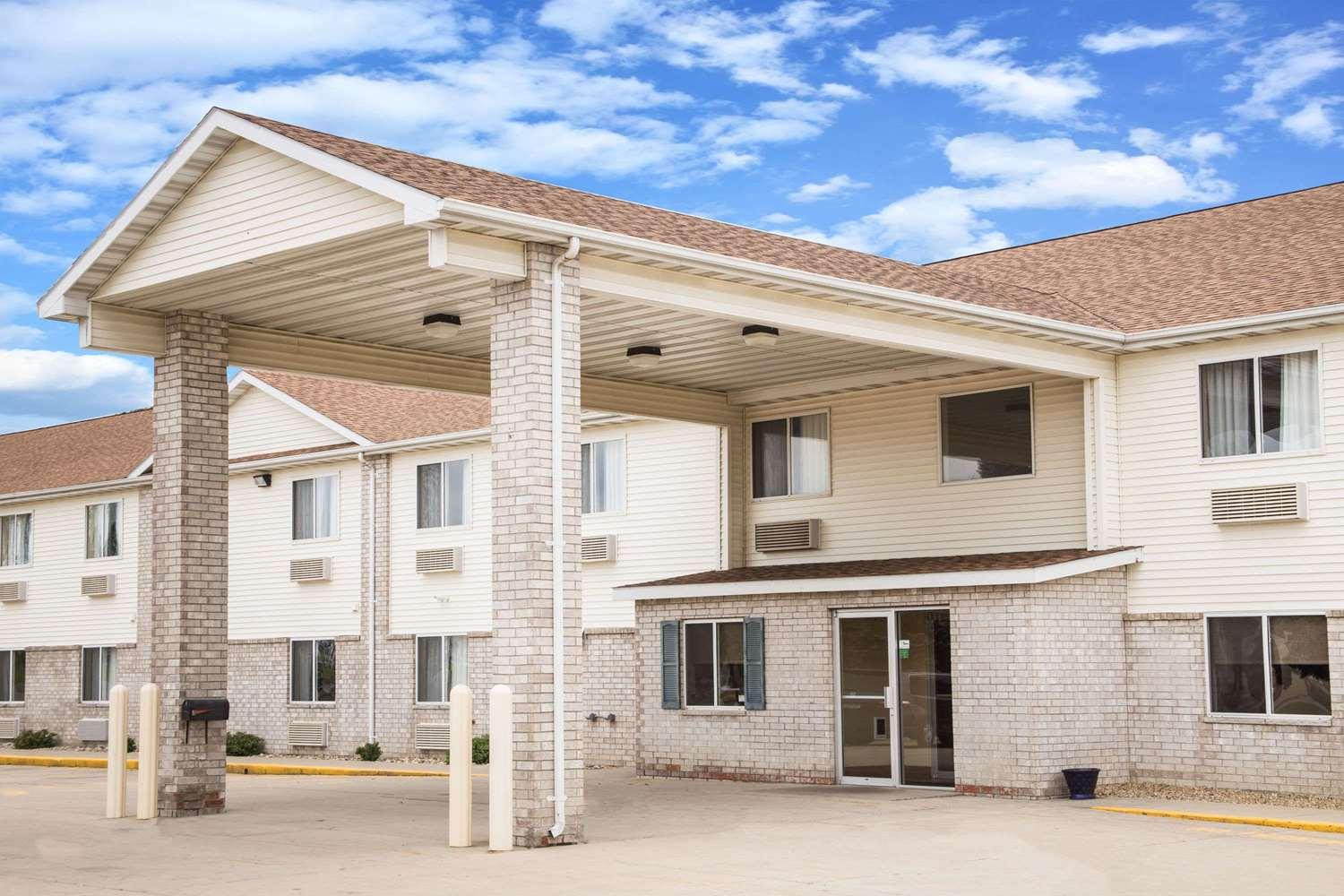 Days Inn by Wyndham Evansdale Waterloo in Evansdale, IA