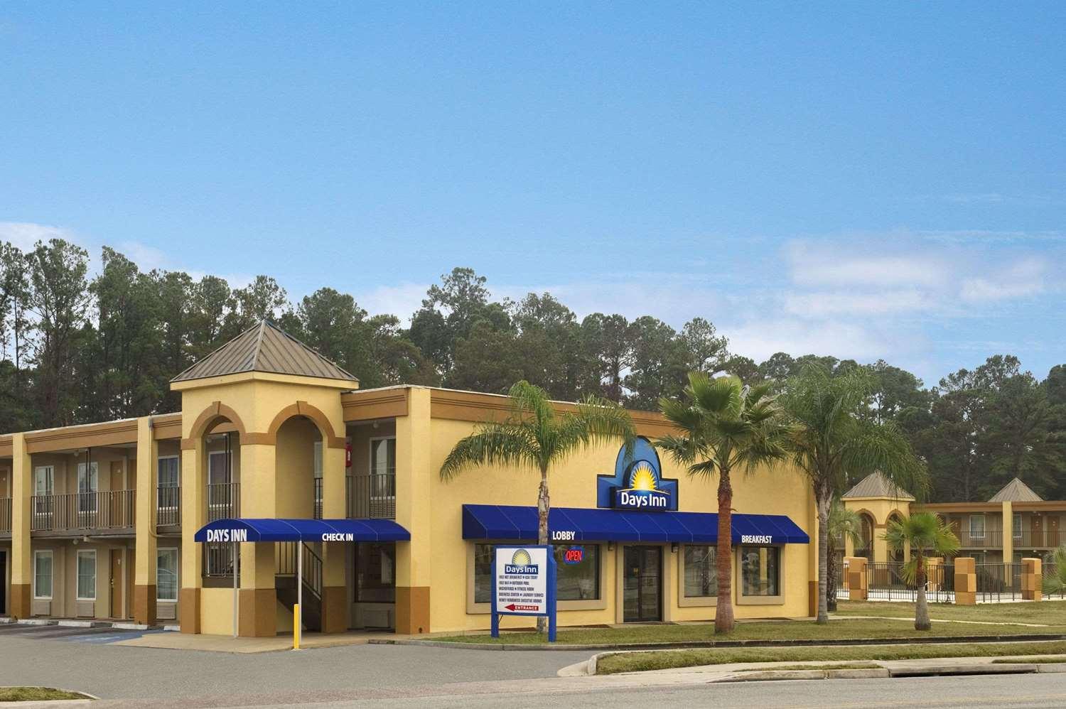 Days Inn by Wyndham Brunswick/St. Simons Area in Brunswick, GA