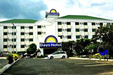 Days Hotel by Wyndham Batangas in Batangas City, PH