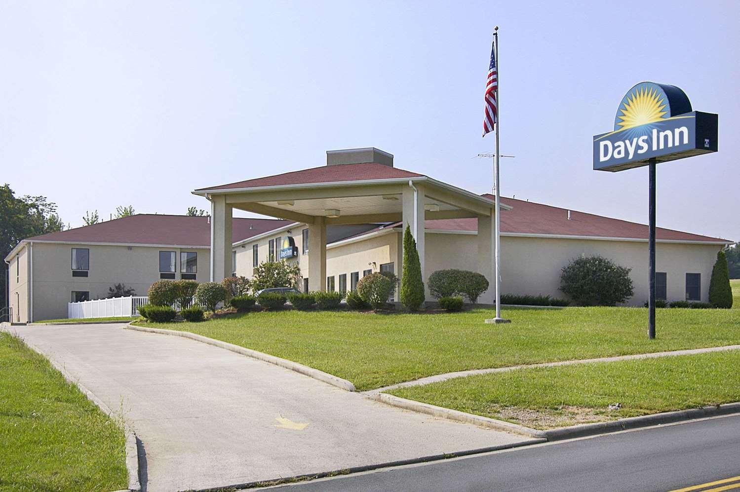 Days Inn by Wyndham Hillsboro in Hillsboro, OH