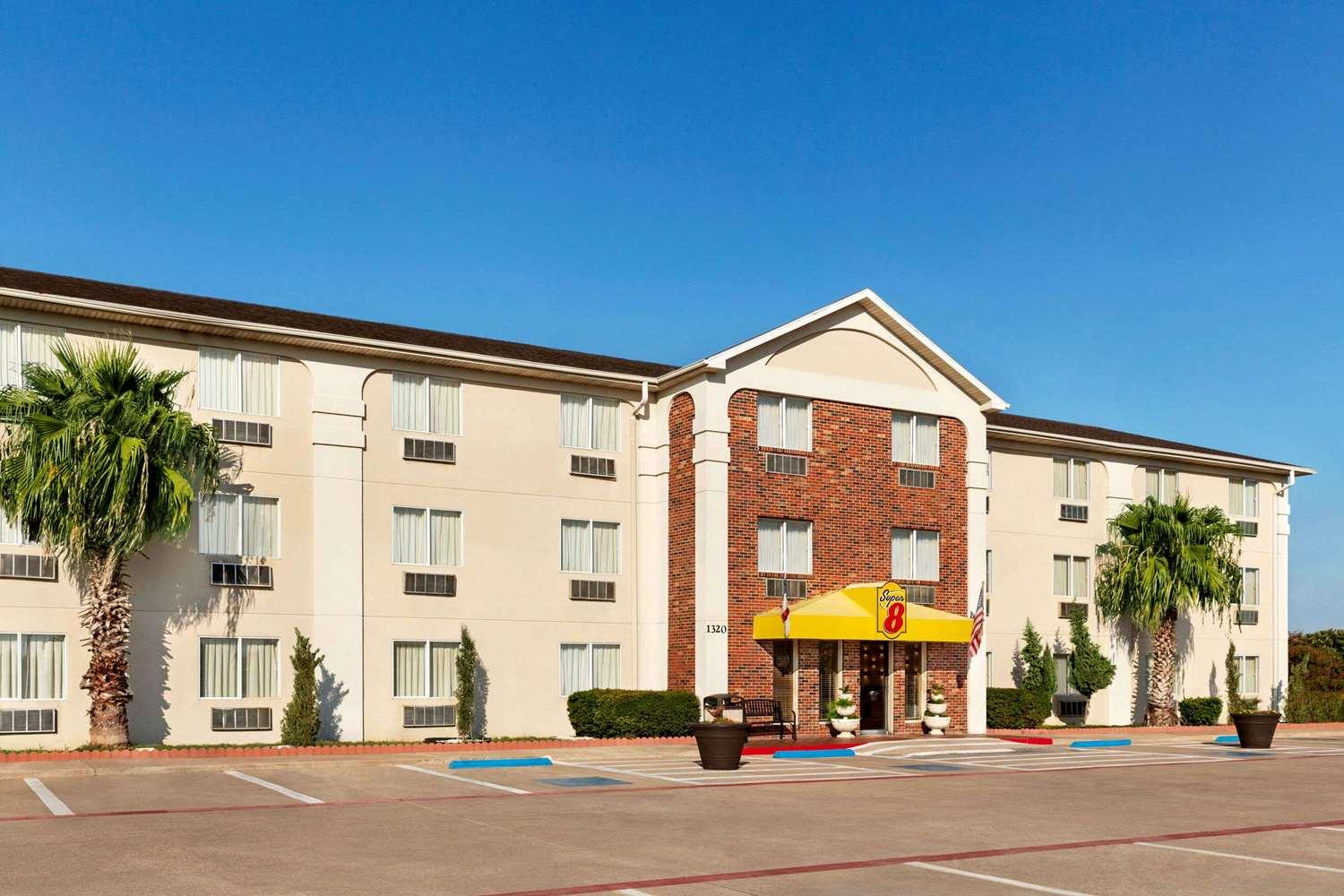 Super 8 by Wyndham Waco University Area in Waco, TX