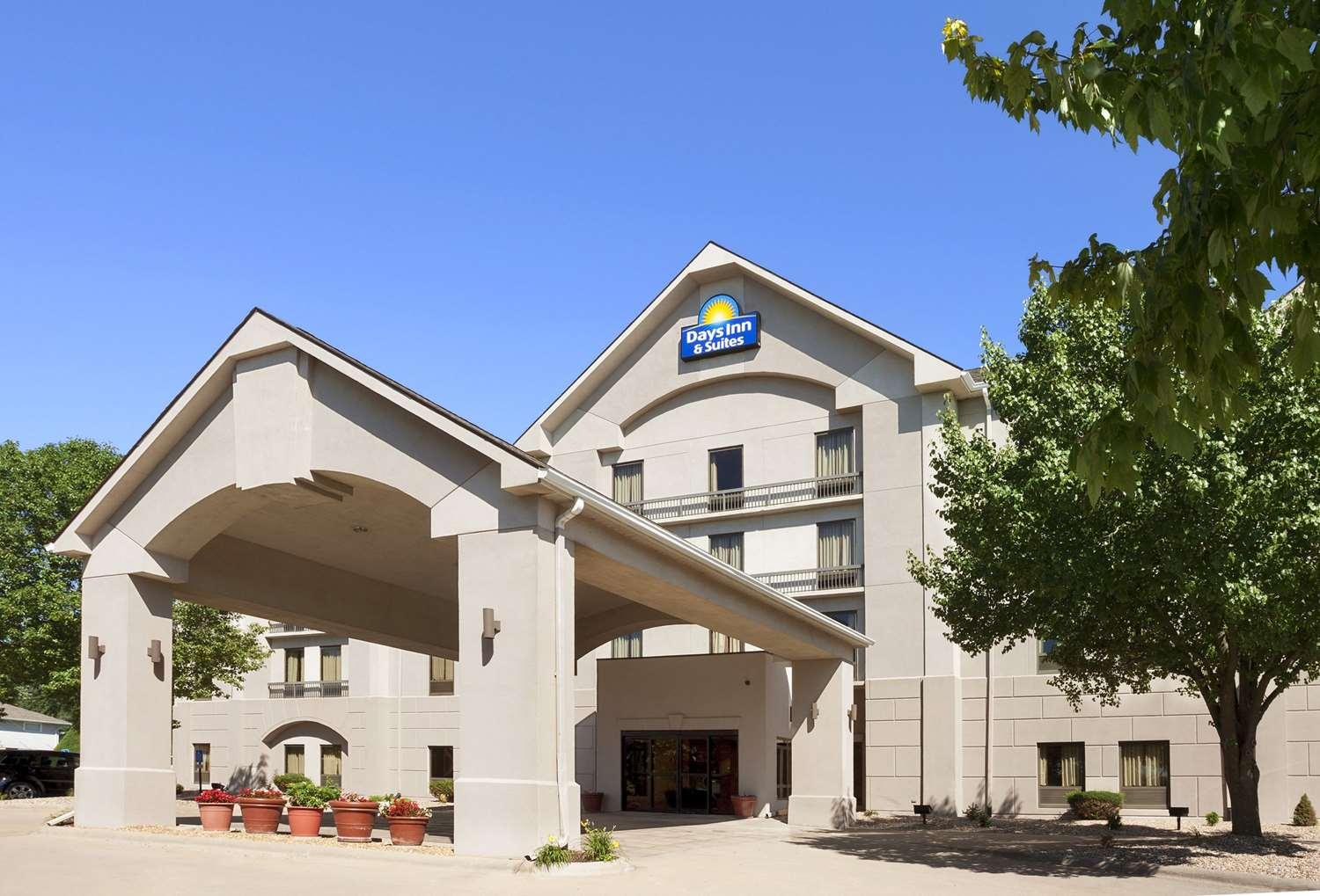 Days Inn & Suites by Wyndham Cedar Rapids in Cedar Rapids, IA