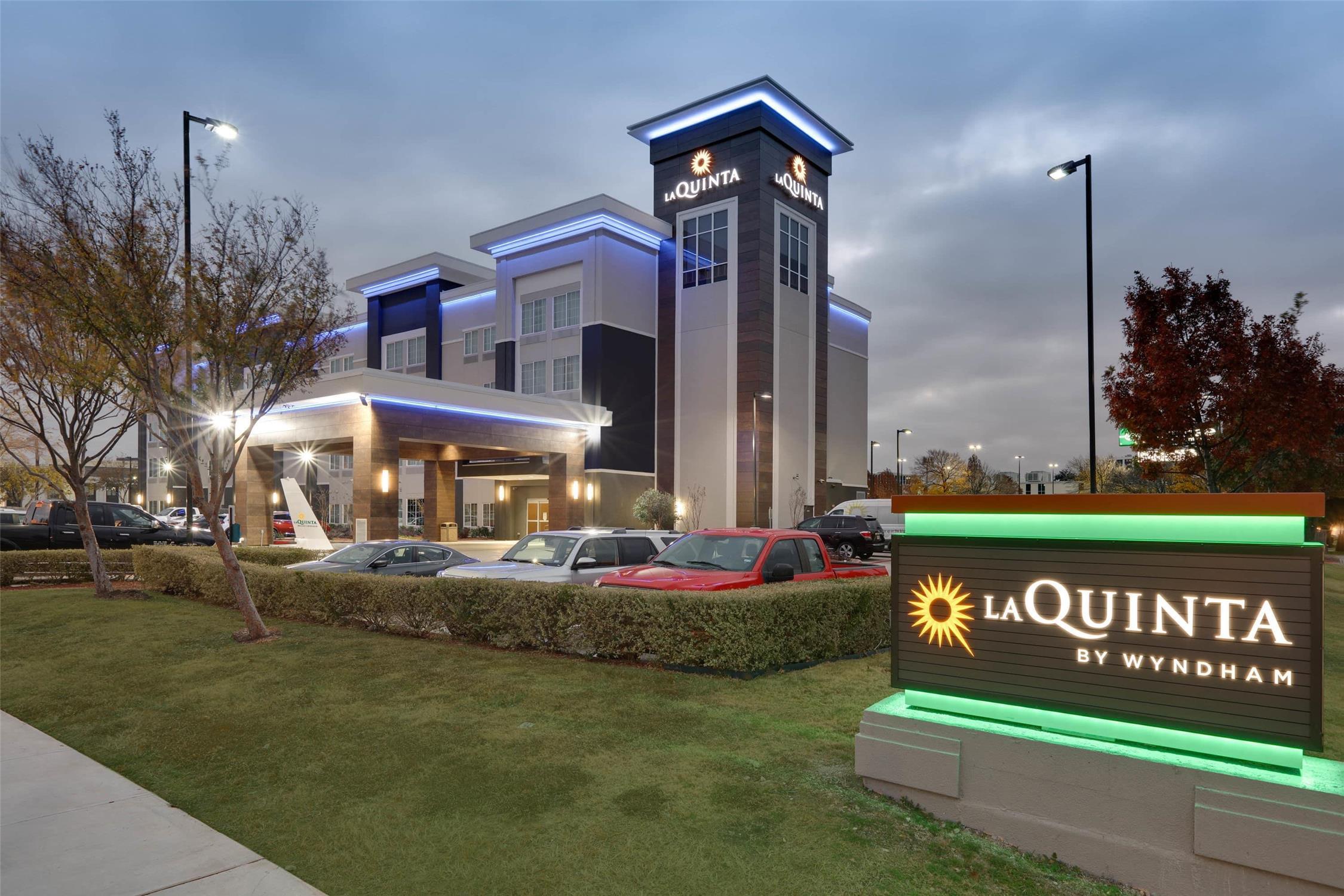 La Quinta Inn & Suites by Wyndham Dallas Love Field image