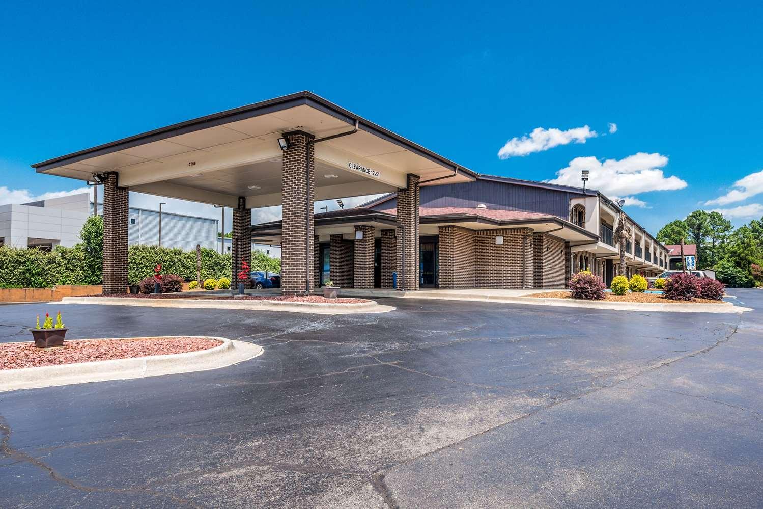 Econo Lodge Inn and Suites Huntsville in Huntsville, AL