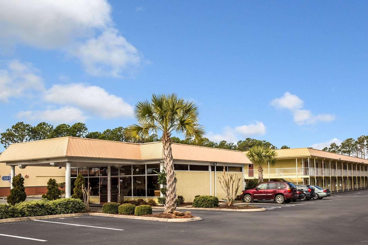 Rodeway Inn and Suites Wilmington North in Wilmington, NC