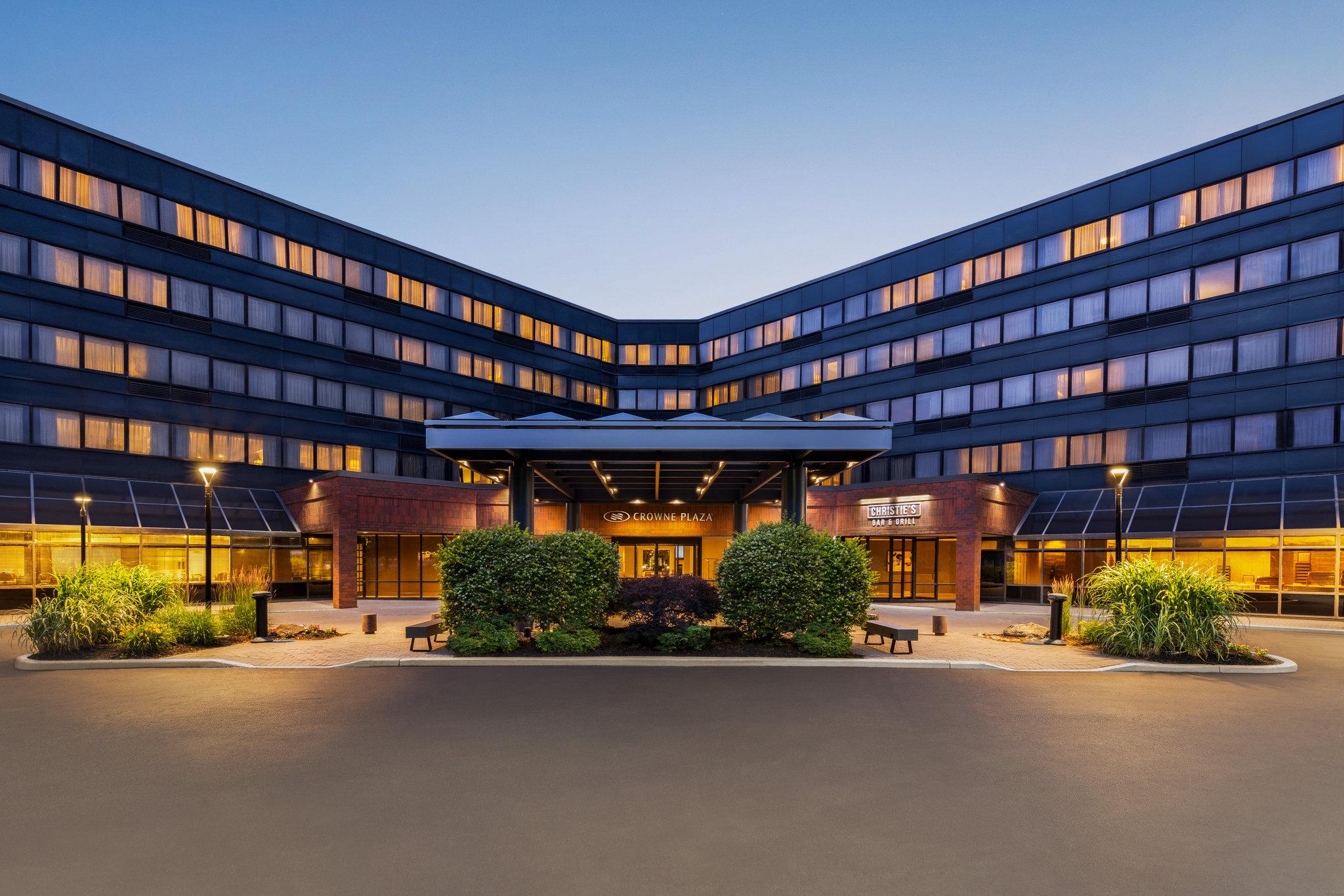 Crowne Plaza Edison - Newly Renovated Property in Edison, NJ