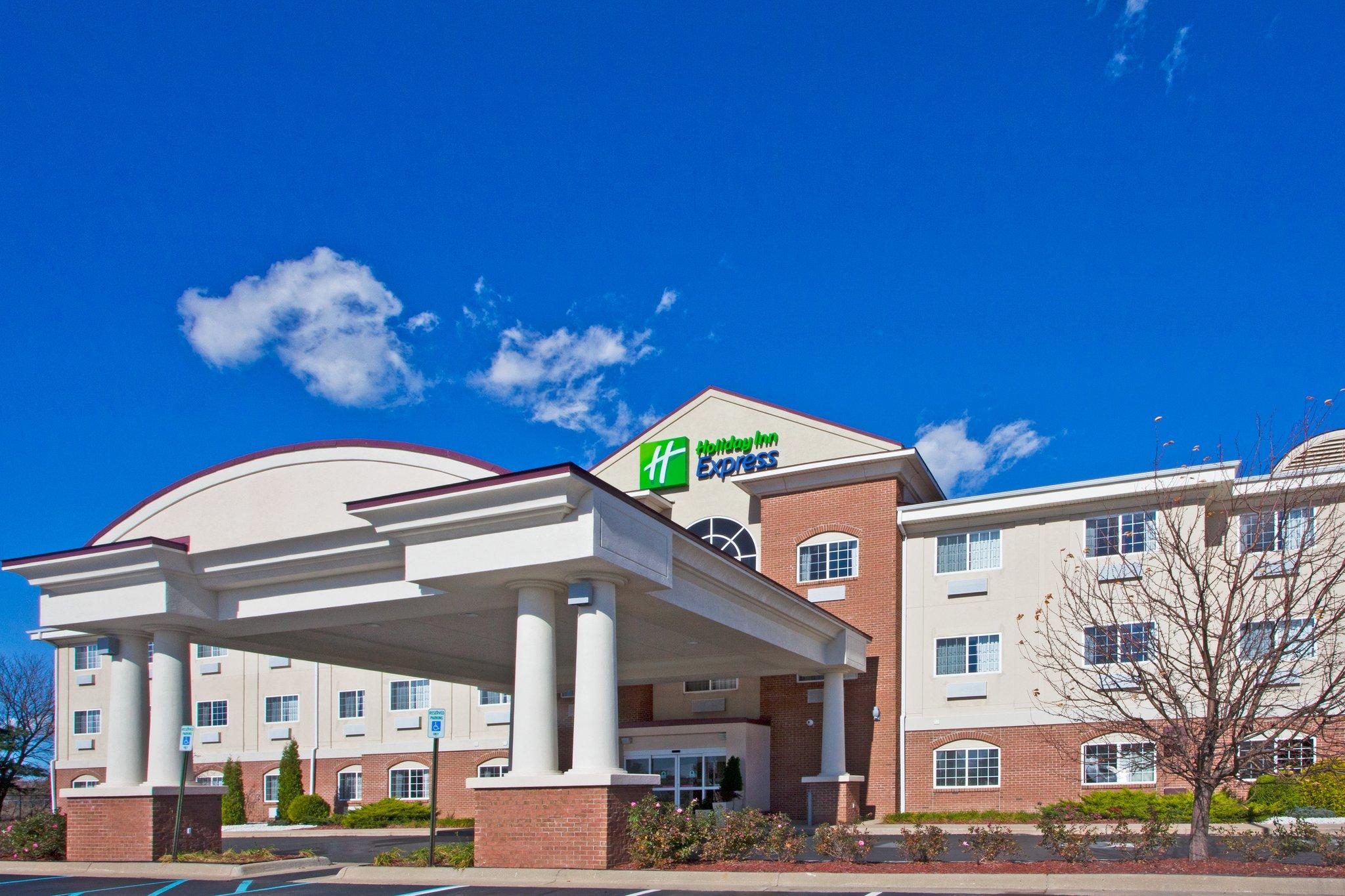 Holiday Inn Express Hotel & Suites Charlotte in Charlotte, MI