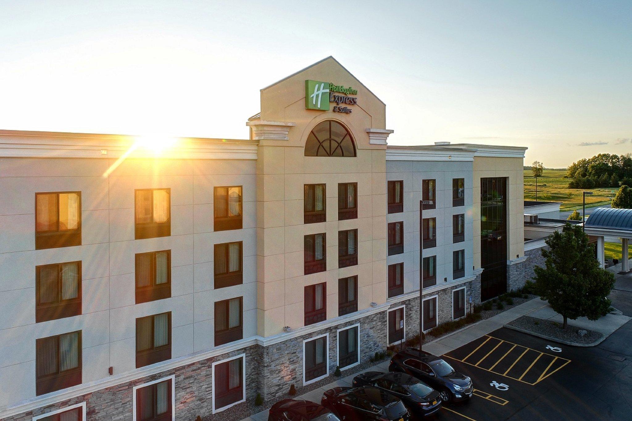 Holiday Inn Express Hotel & Suites Batavia - Darien Lake in Batavia, NY