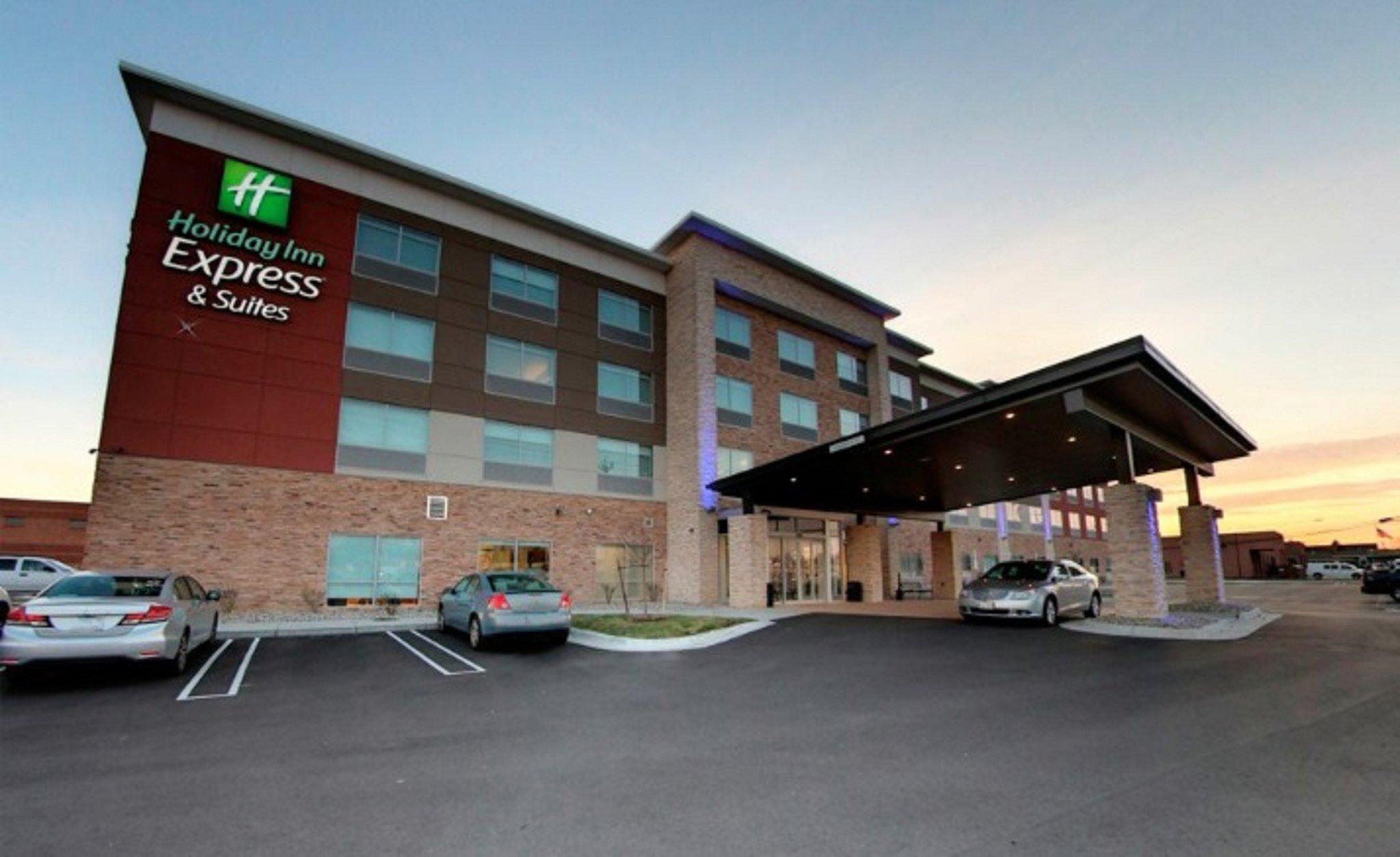 Holiday Inn Express & Suites Detroit North - Roseville in Roseville, MI