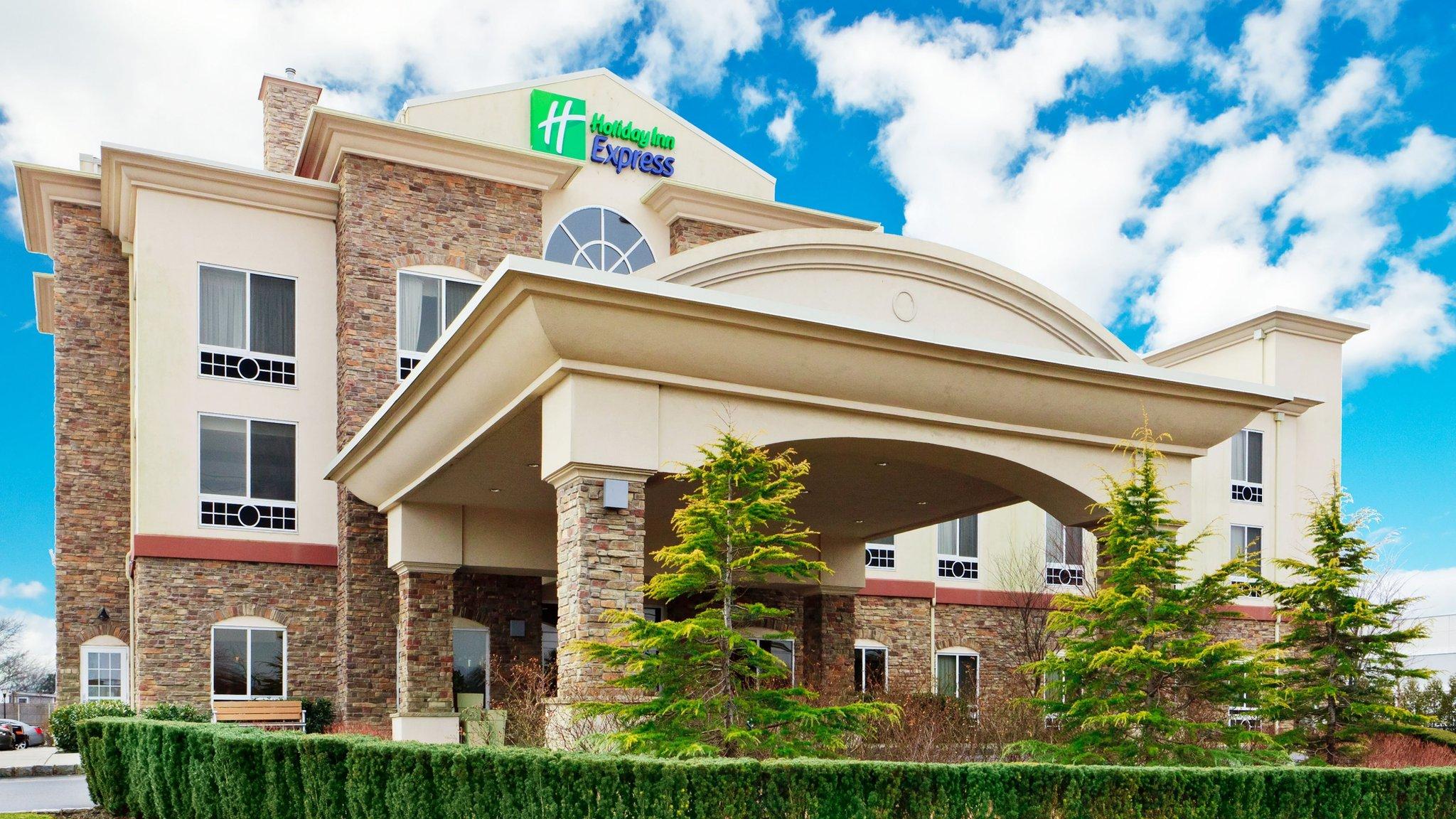 Holiday Inn Express & Suites Long Island-East End in Riverhead, NY