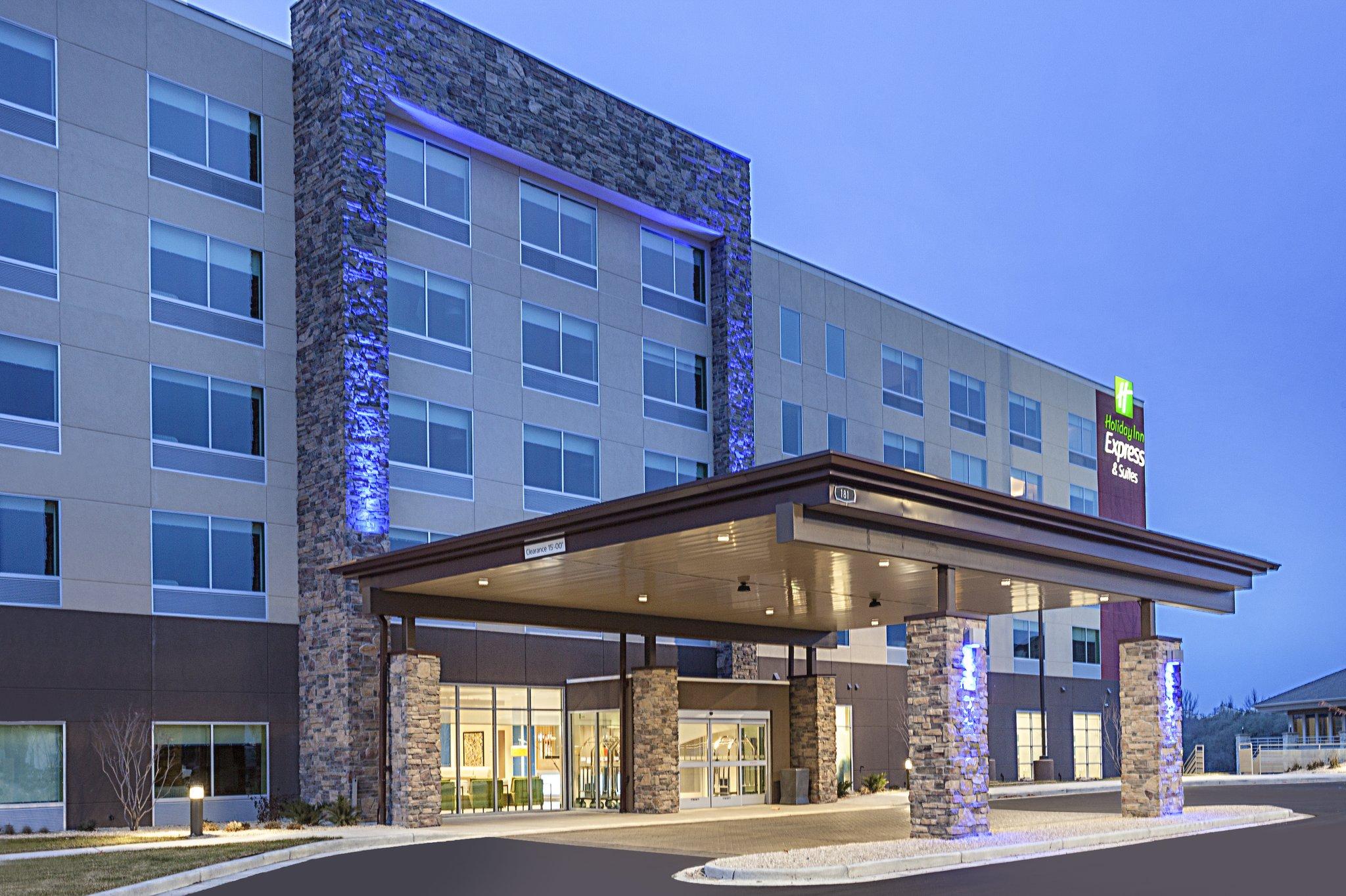 Holiday Inn Express & Suites Hudson I-94 in Hudson, WI