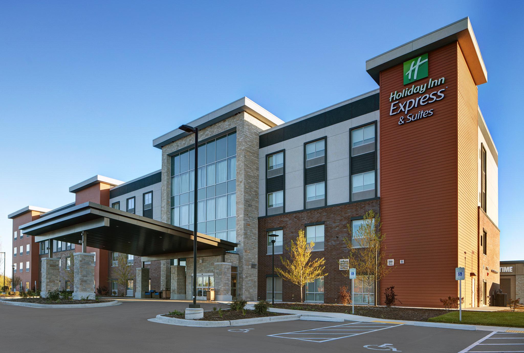 Holiday Inn Express & Suites Milwaukee - Brookfield in Brookfield, WI