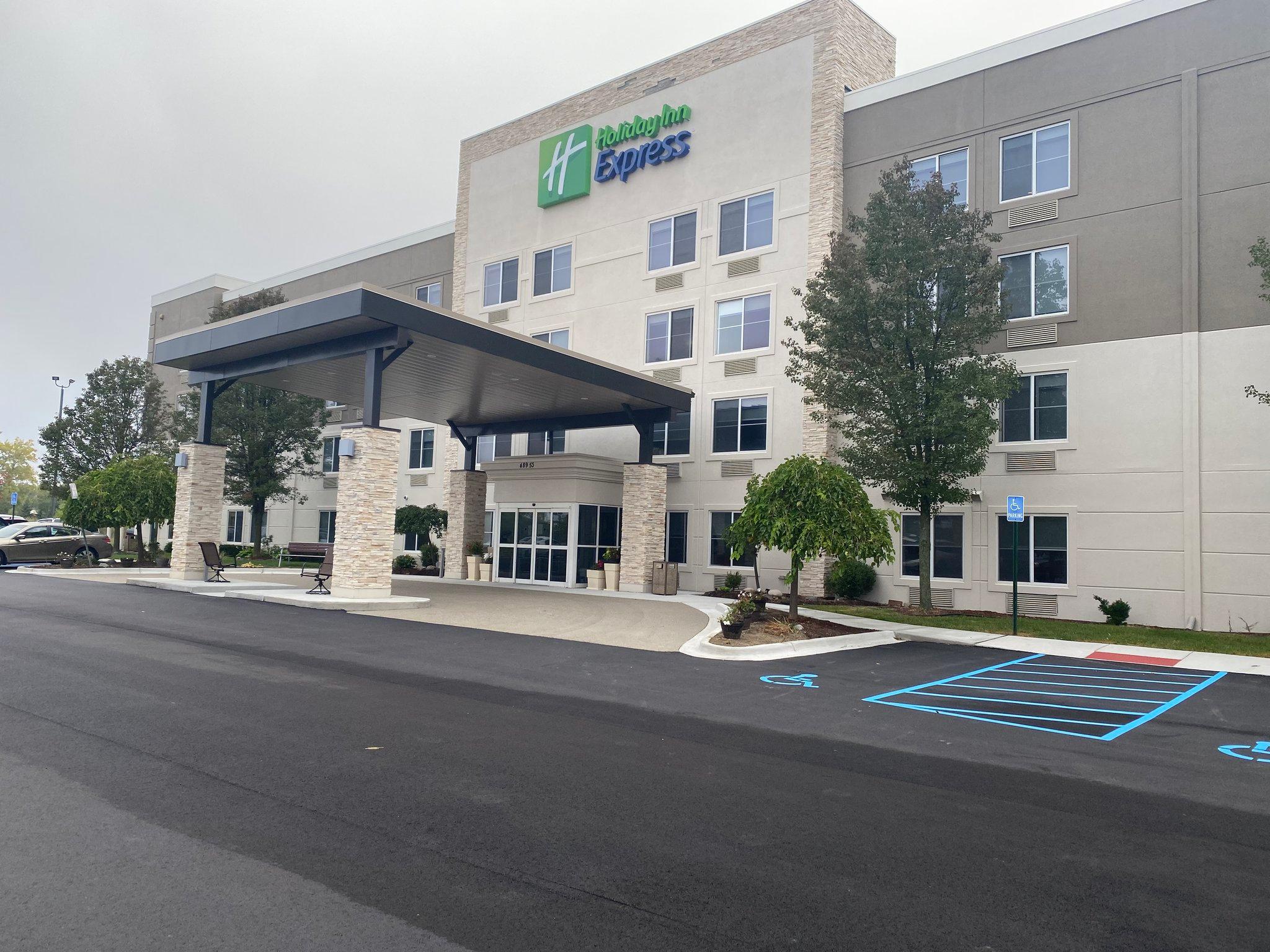 Holiday Inn Express Wixom in Wixom, MI