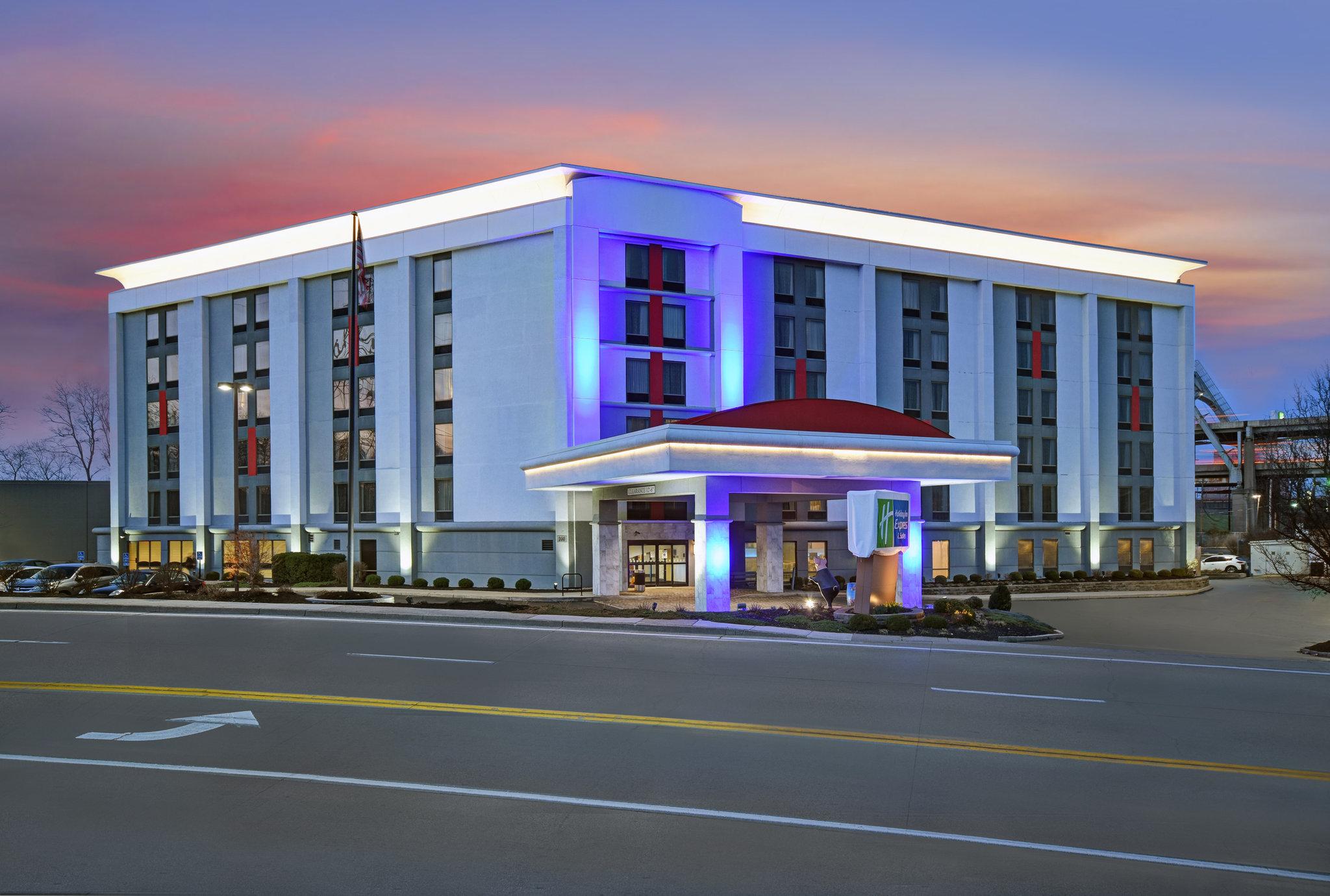 Holiday Inn Express & Suites Cincinnati Riverfront in Covington, KY