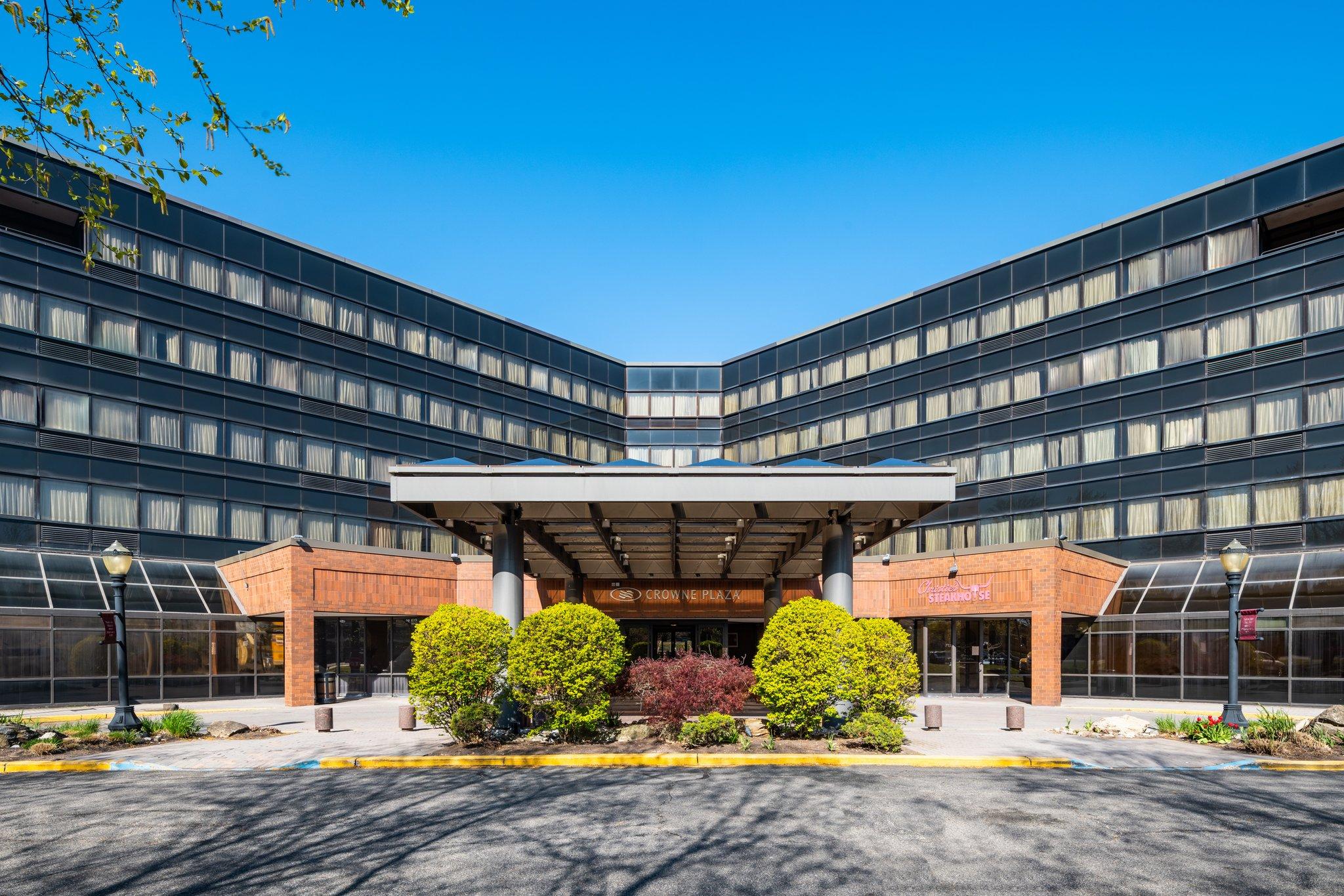 Crowne Plaza Edison - Newly Renovated Property in Edison, NJ