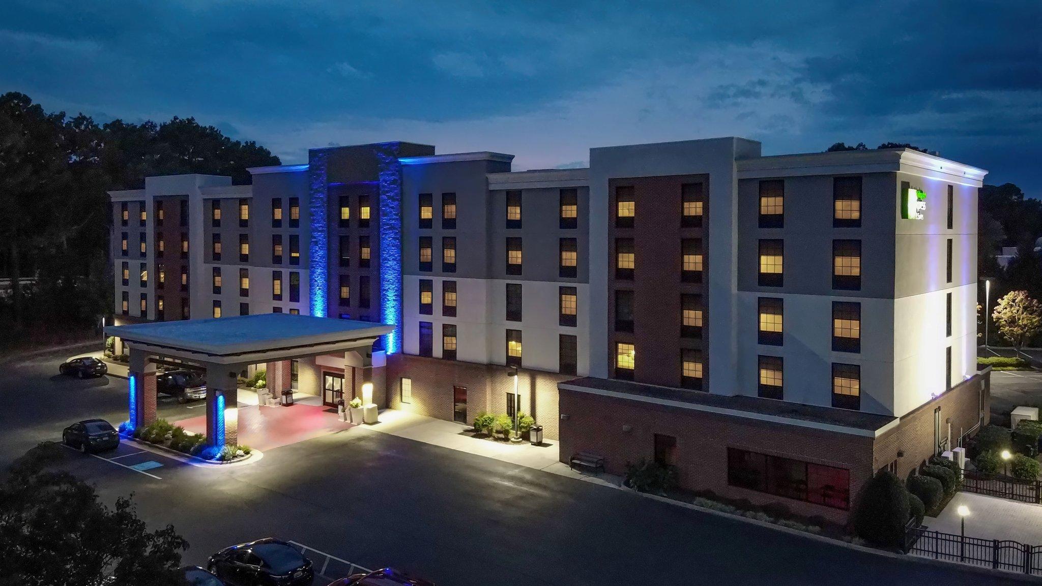 Holiday Inn Express & Suites Newport News in Newport News, VA
