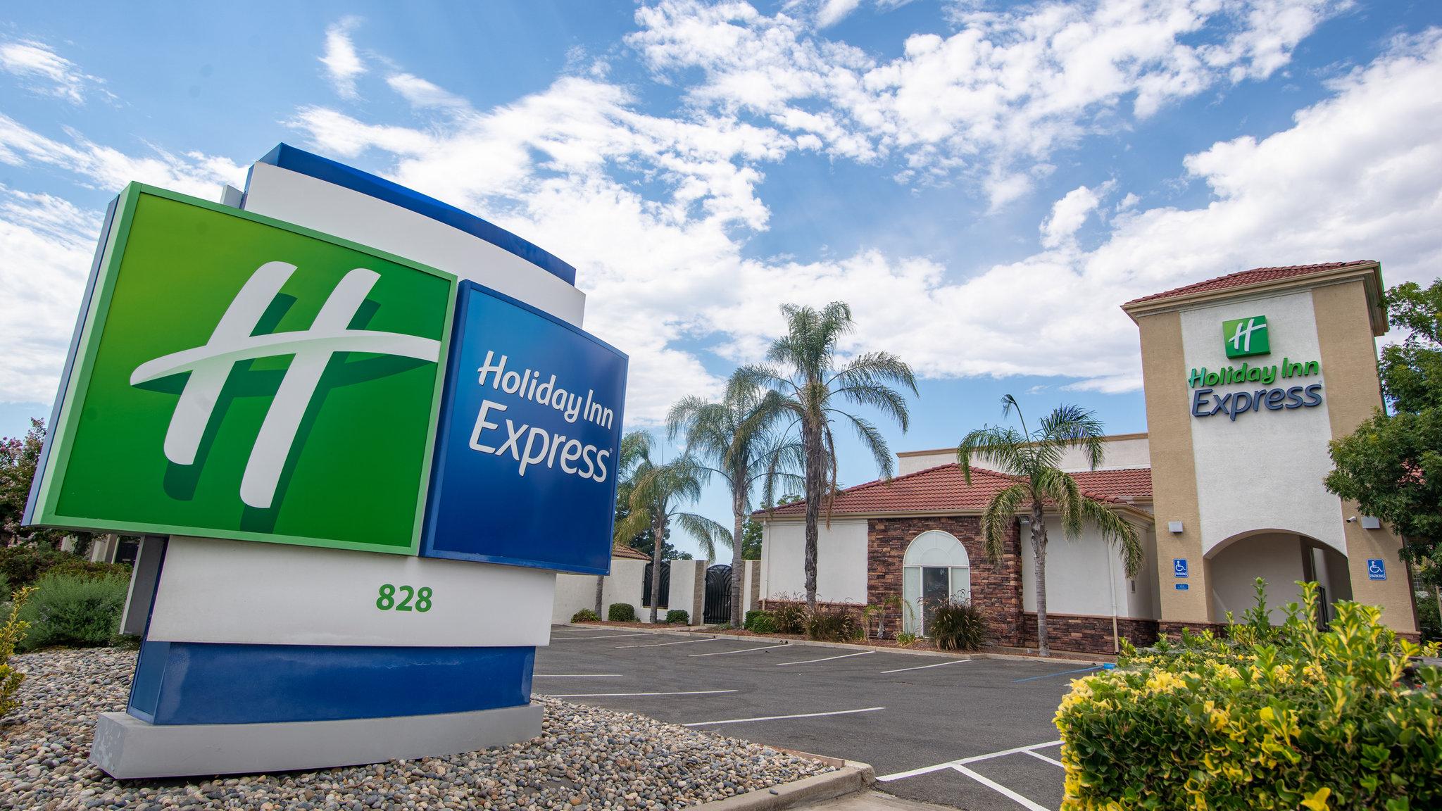 Holiday Inn Express Hotel Oakdale in Oakdale, CA