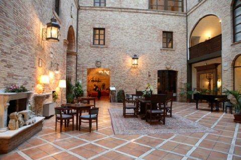 Castello Chiola em Loreto Aprutino, IT