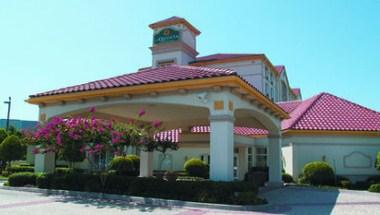 La Quinta Inn & Suites by Wyndham Dallas North Central image