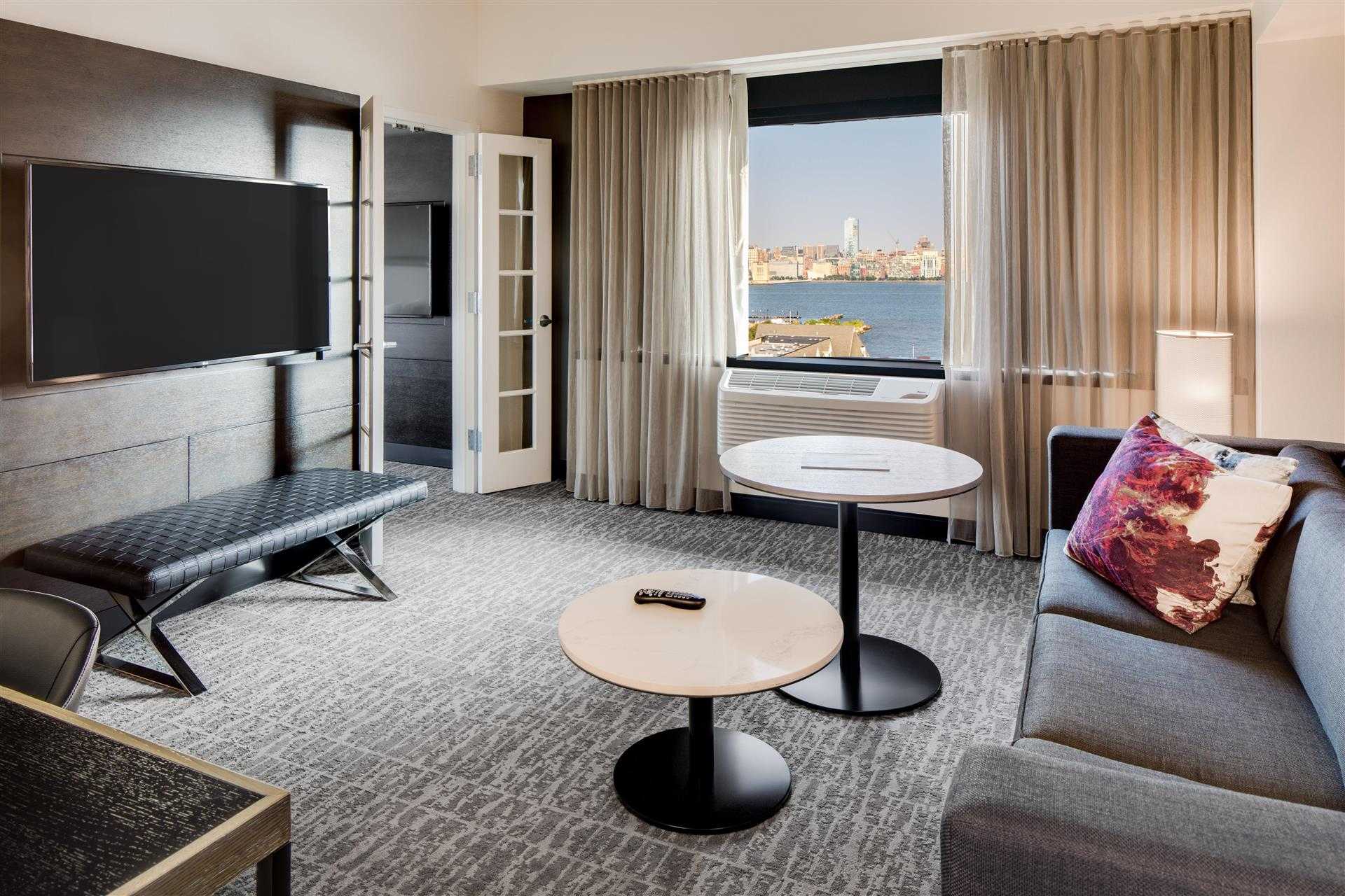 DoubleTree by Hilton Hotel & Suites Jersey City в Jersey City, NJ