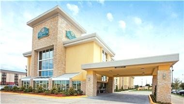 La Quinta Inn & Suites by Wyndham Dallas I-35 Walnut Hill Ln image